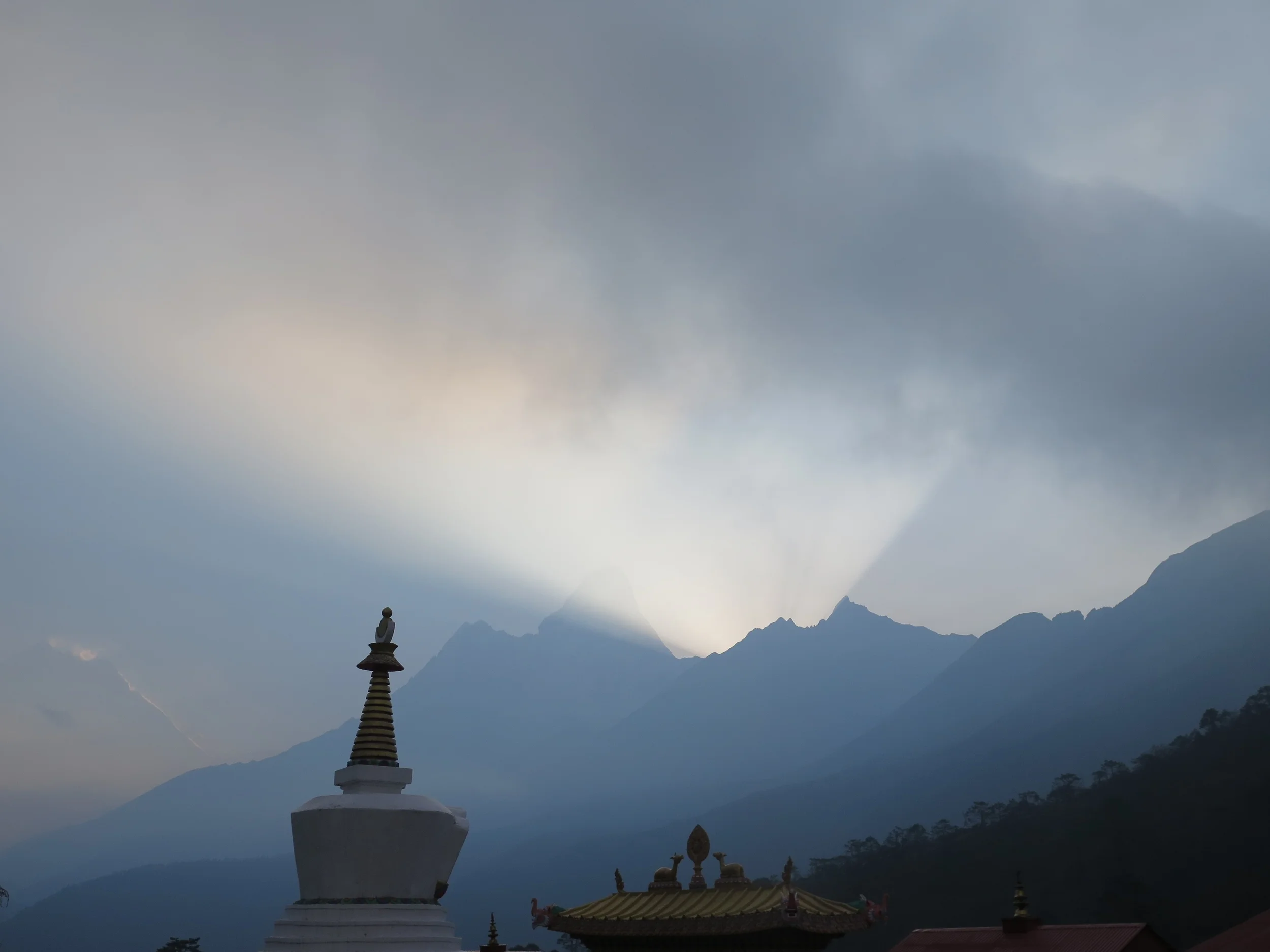 Sabah 6'da Tengboche'de gunes AmaDablam'in arkasindan dogarken / Sunrise behind AmaDablam at Tengboche at 6am