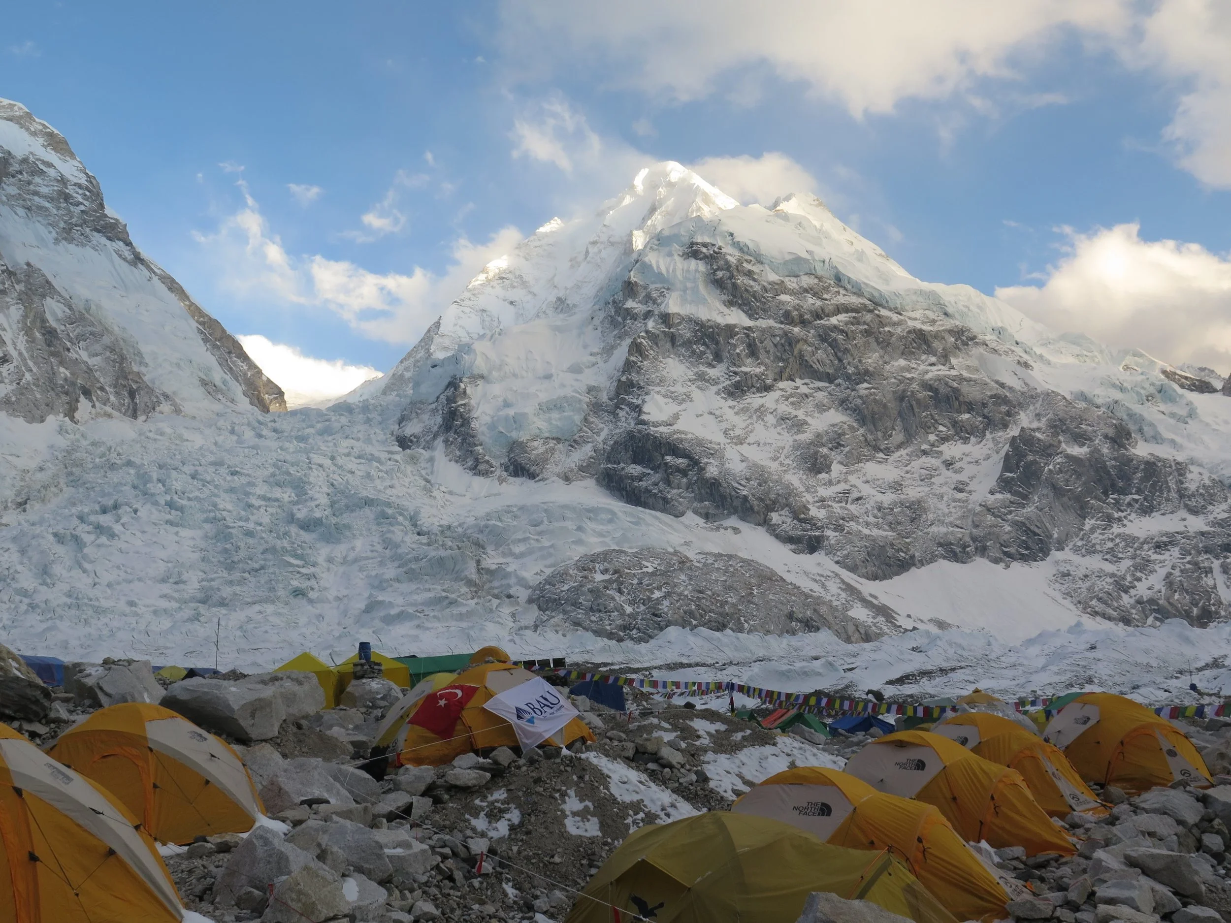 Khumbu buzulu ve ana kamptan minik bir kare / Khumbu icefall and a tiny frame from the base camp