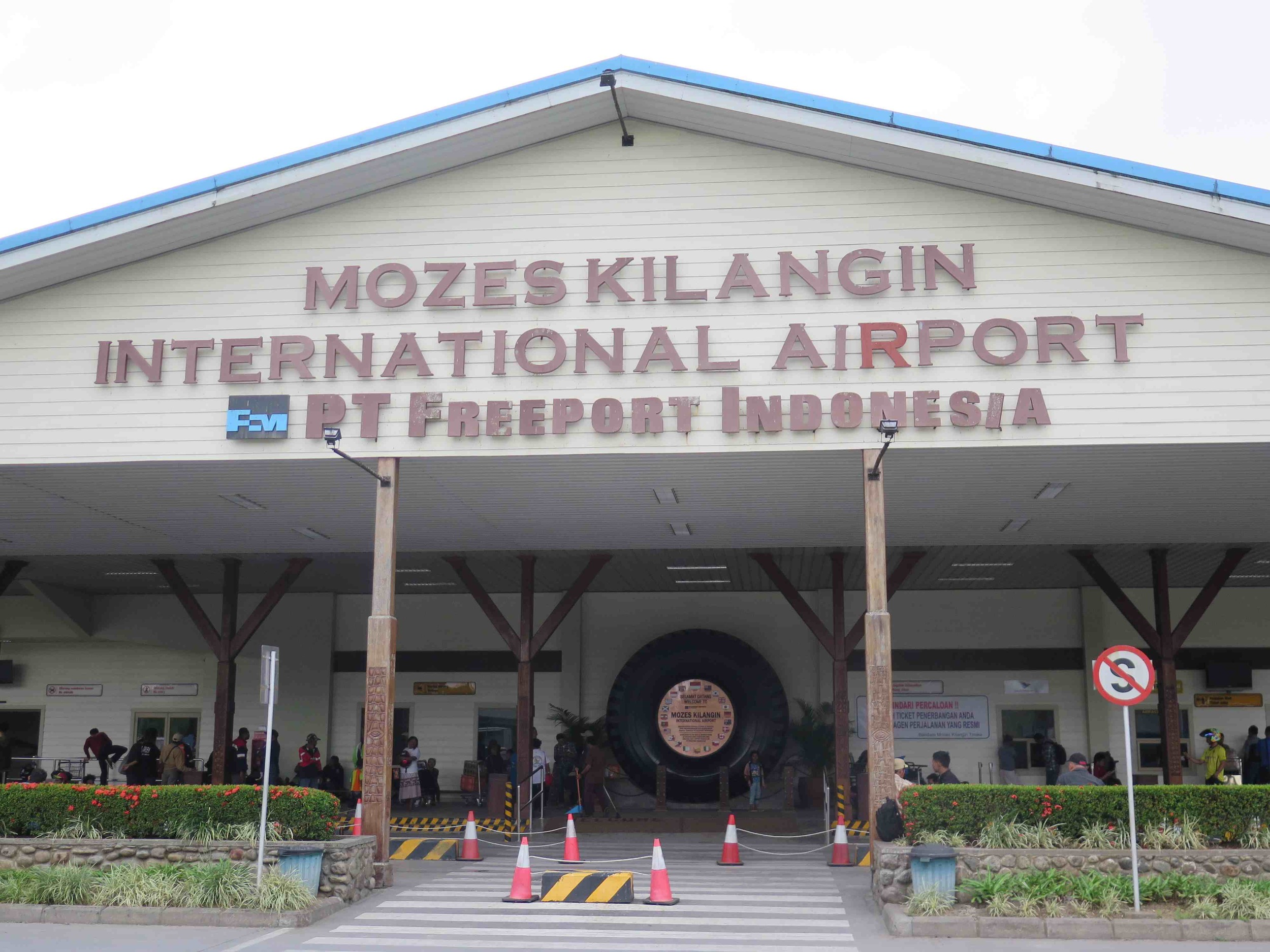 Timika havaalani girisi / Entrance to Timika airport