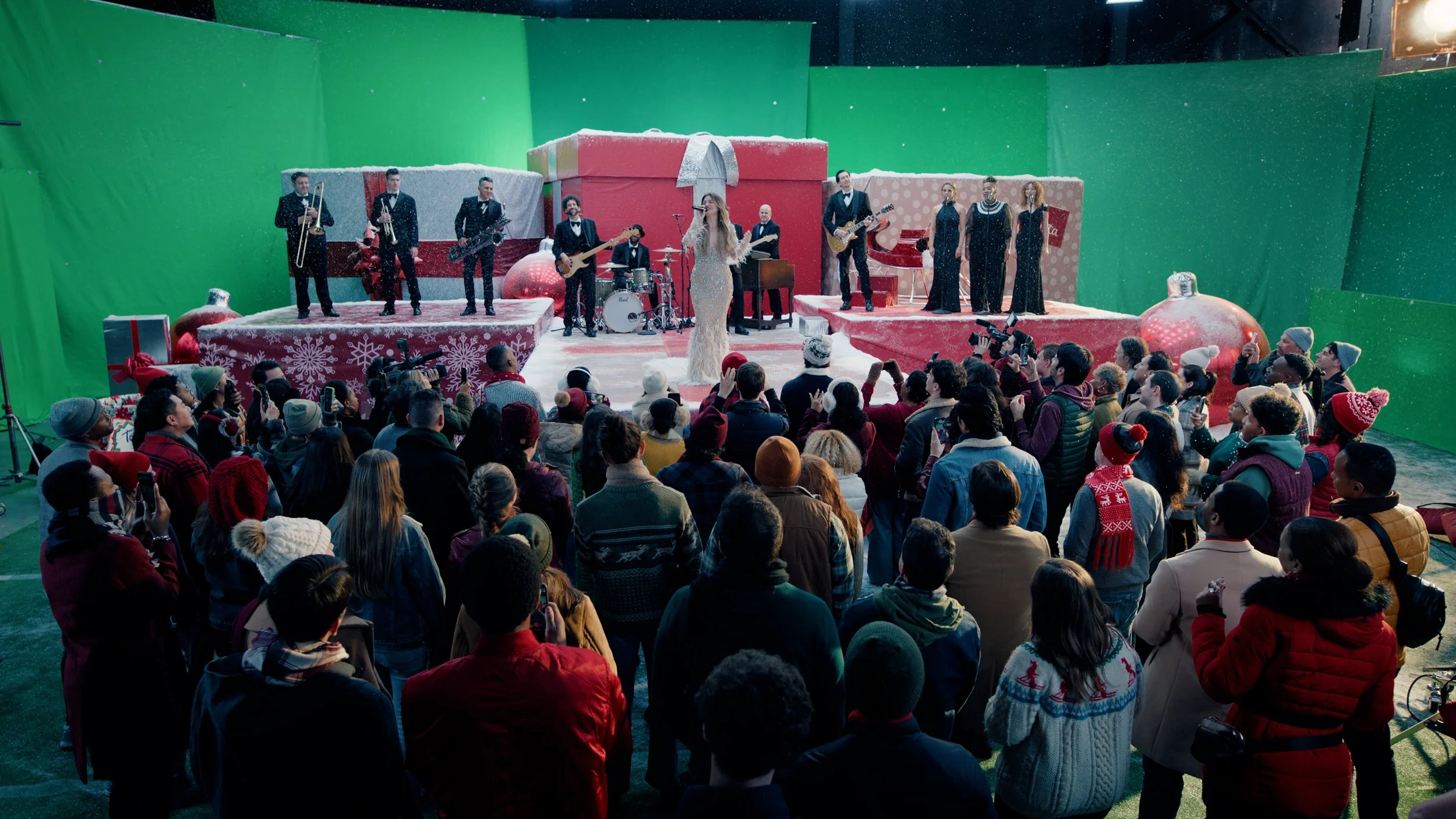 Netflix NFL Gameday BTS Kelly Clarkson Greenscreen 01