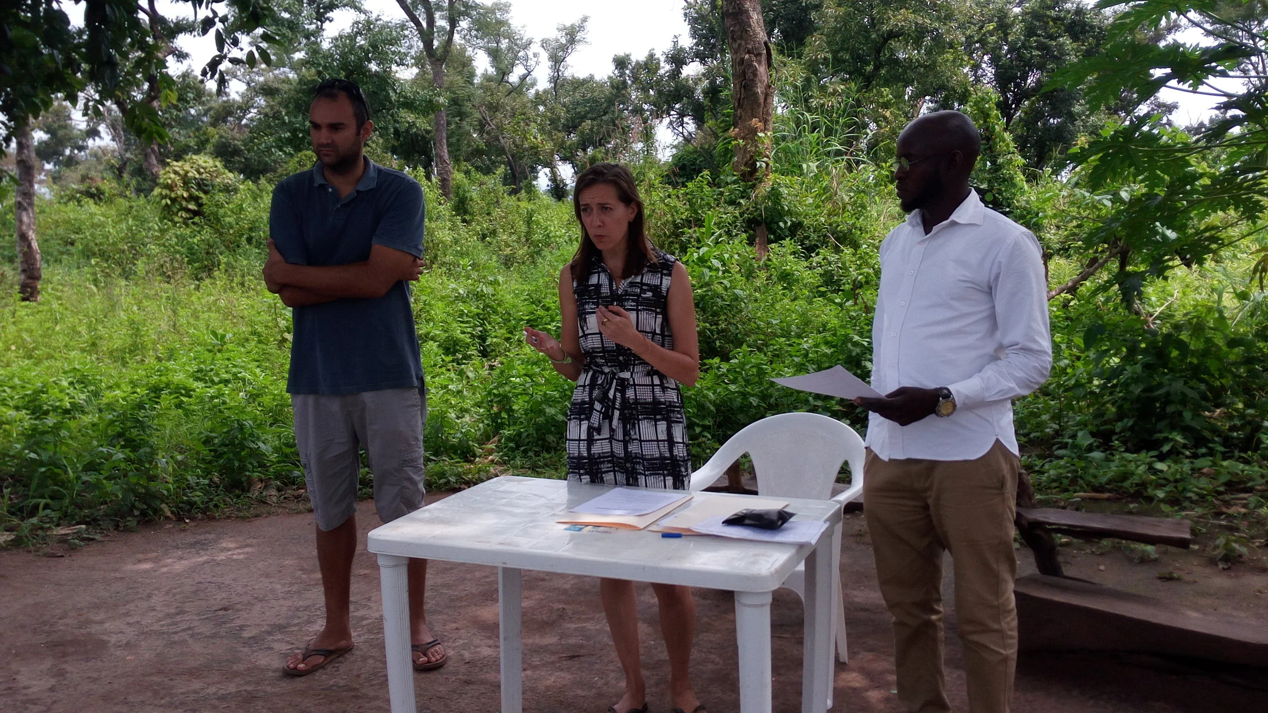 From Left to Right: Art Cardoso, Mira Mehta, Ishaya Warkani. Addressing the outgrowers.