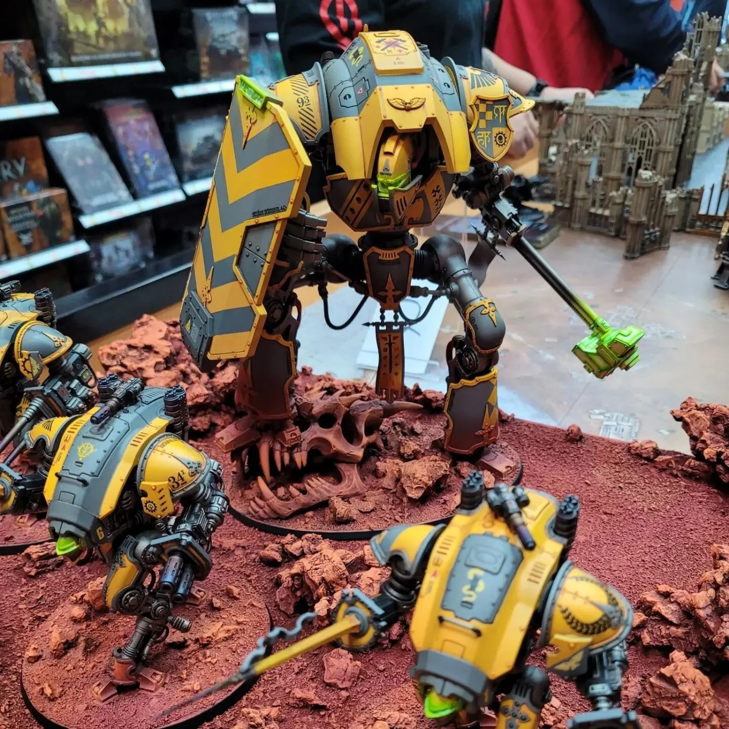 Some bonus pics from this weekend's #armiesonparade2023 finale. Already thinking about next year's project...
.
.
.
#minipainting #miniaturepainting #warhammer40kpainting #warhammer #warhammercommunity #warhammerpainting #paintingwarhammer #40k #warh