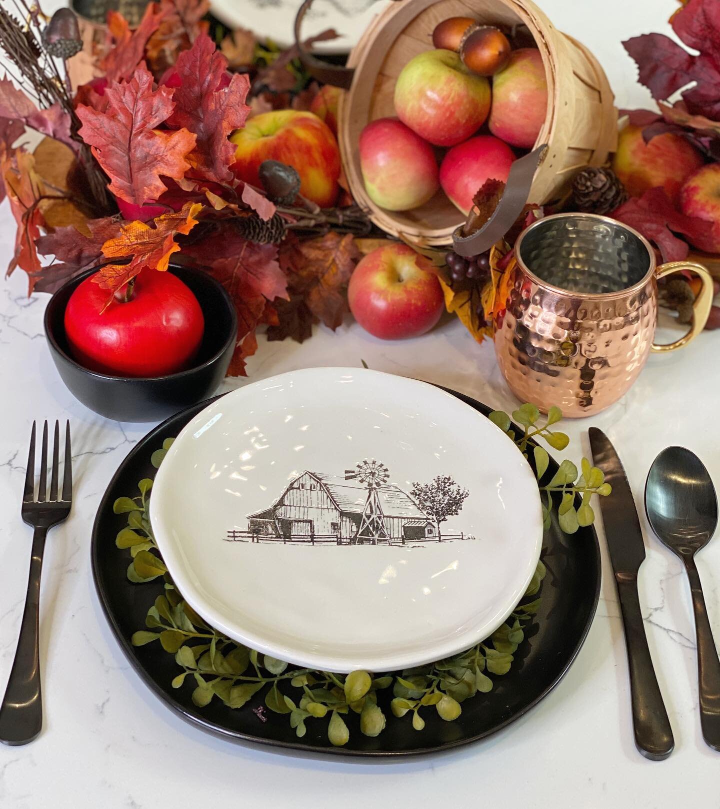 🍁Changing up our decor this week!! Decorated our kitchen island with some fall apples 🍎 I love these farmhouse style barn plates. I have so many fun things to share this week! Check out this decorate and cook with me on my YouTube channel! 

#decor