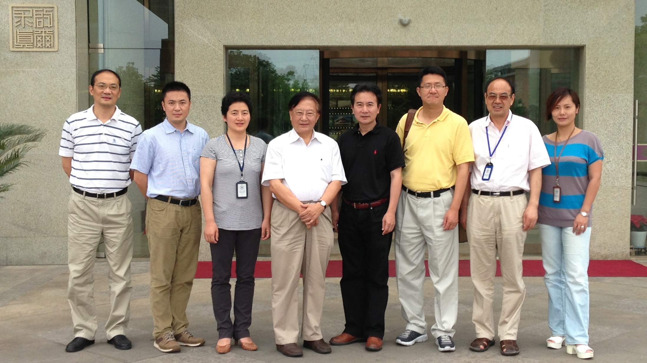 CHPAMS advisor Dr. YU Hai (left four), Dr. Harry Zhang (right three) and other colleagues at Zhejiang University