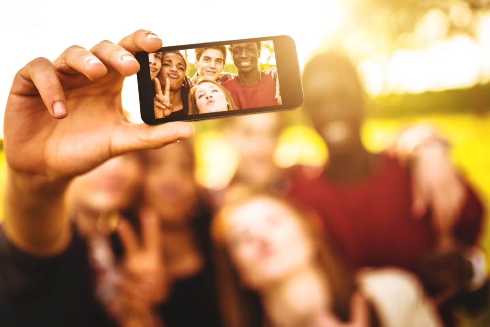Group-of-college-student-laughing-and-doing-a-selfie-507094163_6235x4161_Web.jpeg
