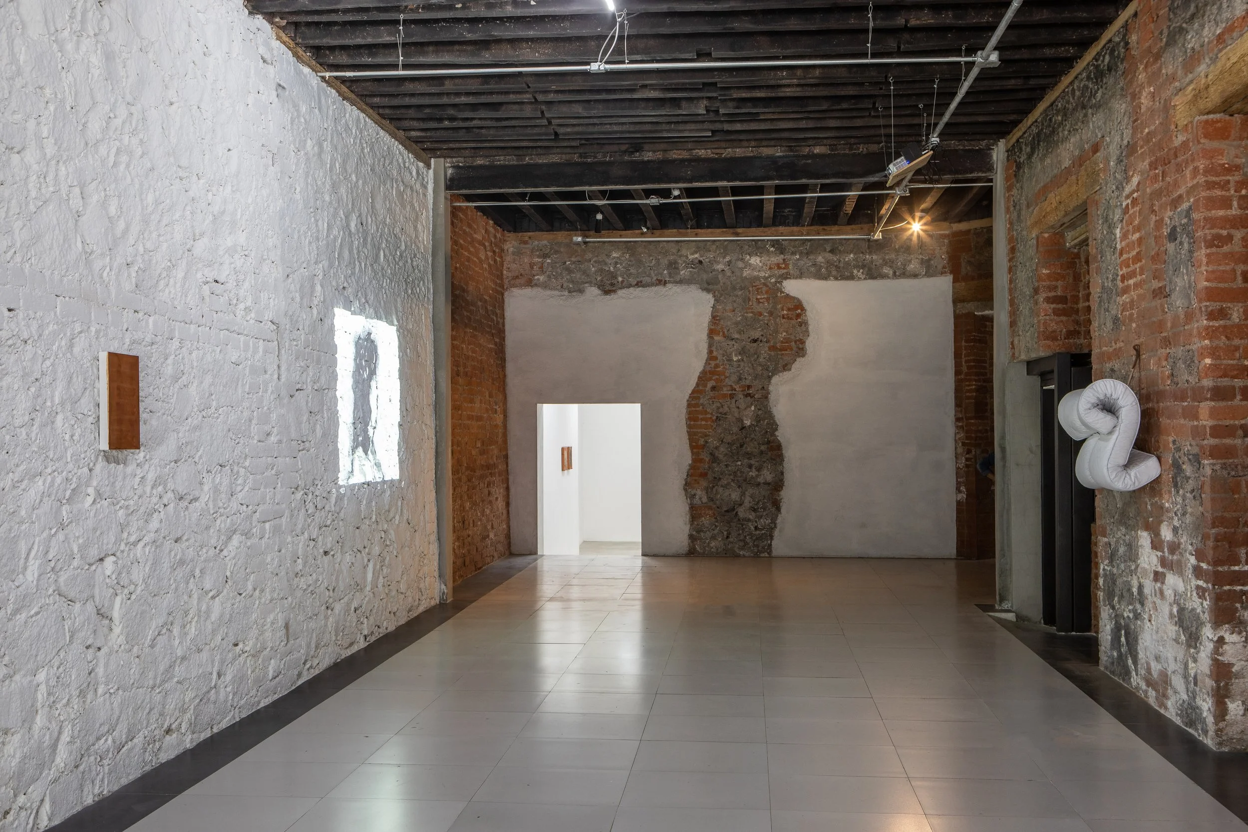 (…o autoengaño) — installation view, Aguirre, Mexico City