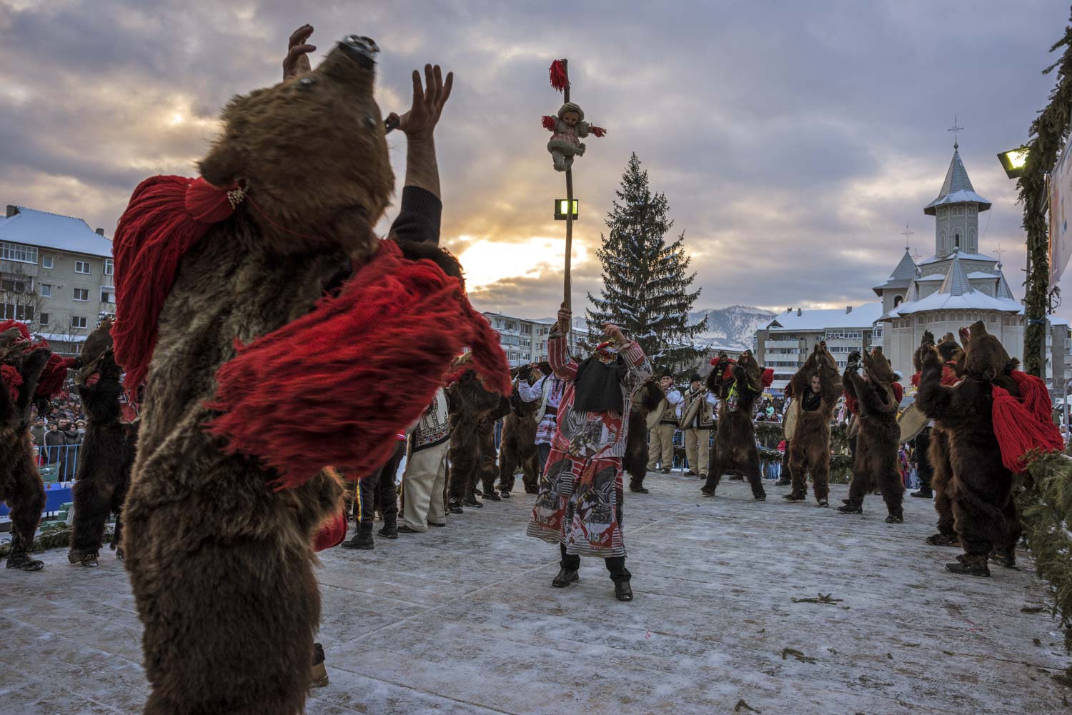  A troupe of bears performs on a stage set up in central  Comăneşti for the town's annual Bear Parade and competition. December 30, 2014. Comăneşti town, Bacău county, Romania. © Diana Zeyneb Alhindawi 