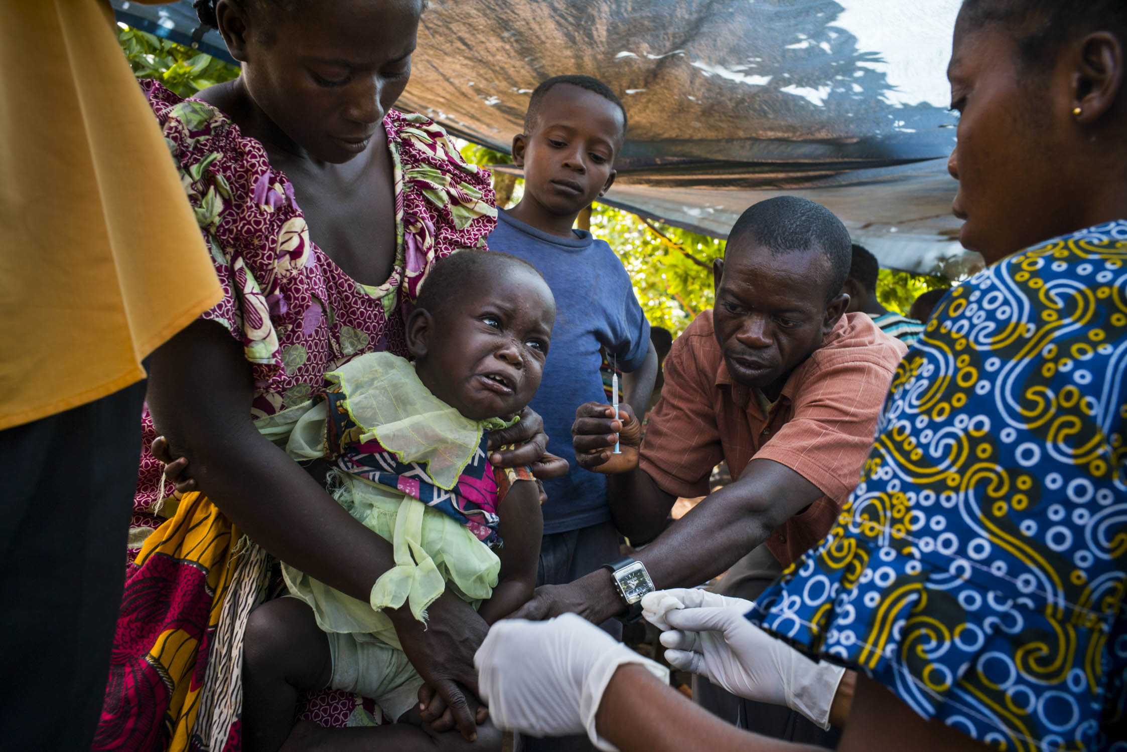  A child is vaccinated during a five-day measles vaccination campaign run by MSF in a remote region of northern Democratic Republic of the Congo (DRC). MSF named measles among the top five epidemics that could erupt or worsen in 2016.&nbsp;DRC has th