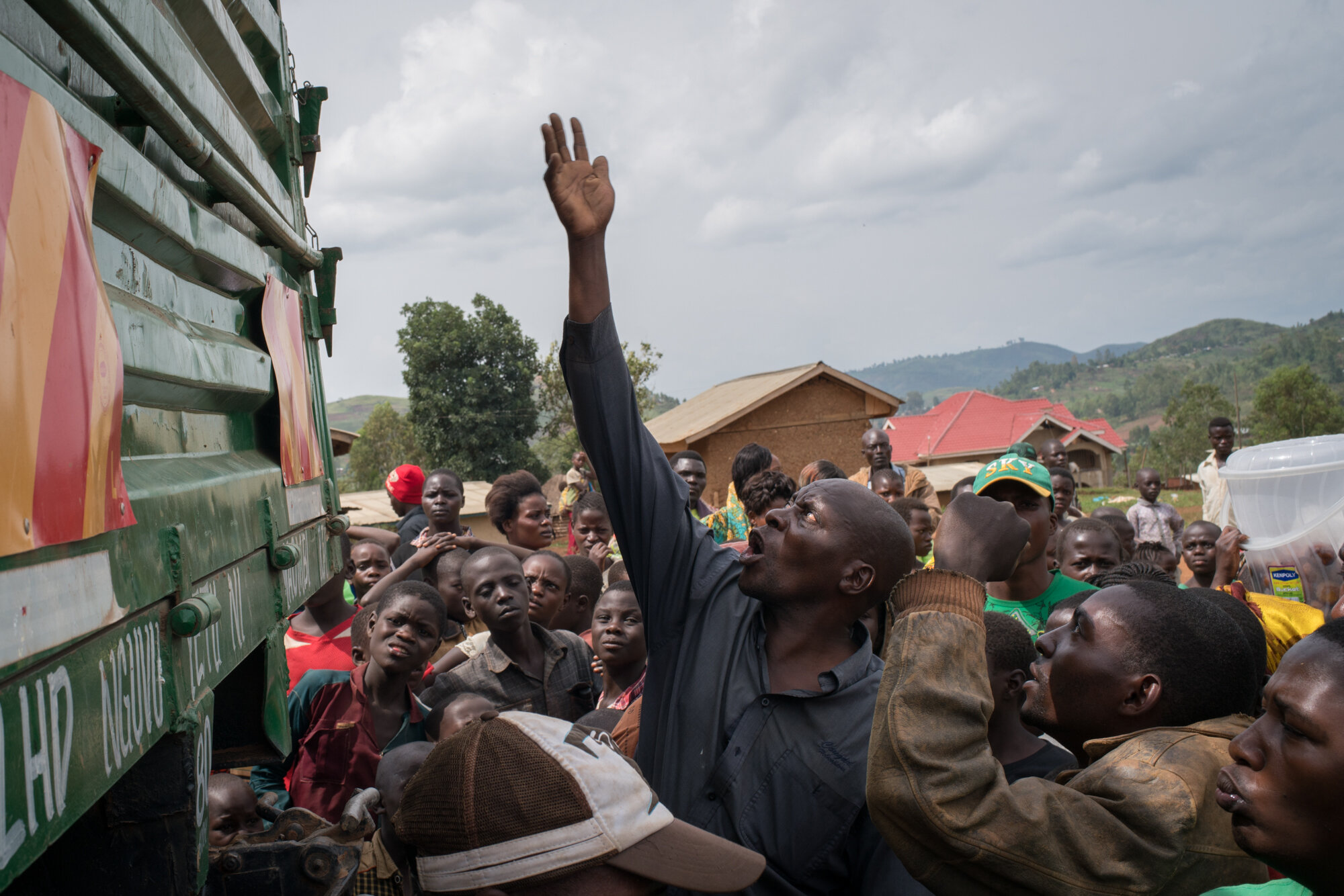  IDPs receive the first distribution of aid since their arrival to Iga-Barriere town, 32 km north of Bunia, which marked the border of the red zone. To the north of it, countless villages were attacked by militias, who burned down the villages and ki