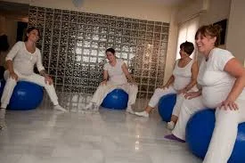 Movimientos pélvicos circulares con la ayuda de una pelota: guían al bebé hacía la posición correcta. También lo puedes realizar parada o sentada en una silla. 