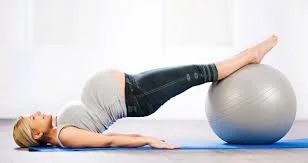 Puedes hacerlo con una pelota o con los pies en el piso. Lo importante es elevar las caderas y el dorso ajustando los glúteos y, mantenerte en esa posición por unos segundos. Repetir varias veces. 