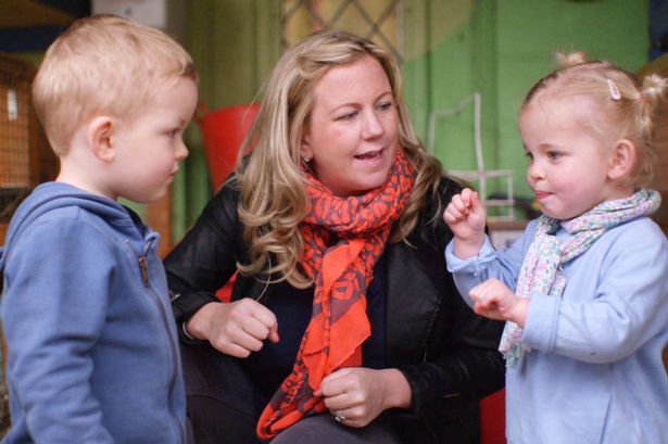 Ejemplo a seguir: aprendiendo lenguaje de señas para comunicarse con su mamá sorda