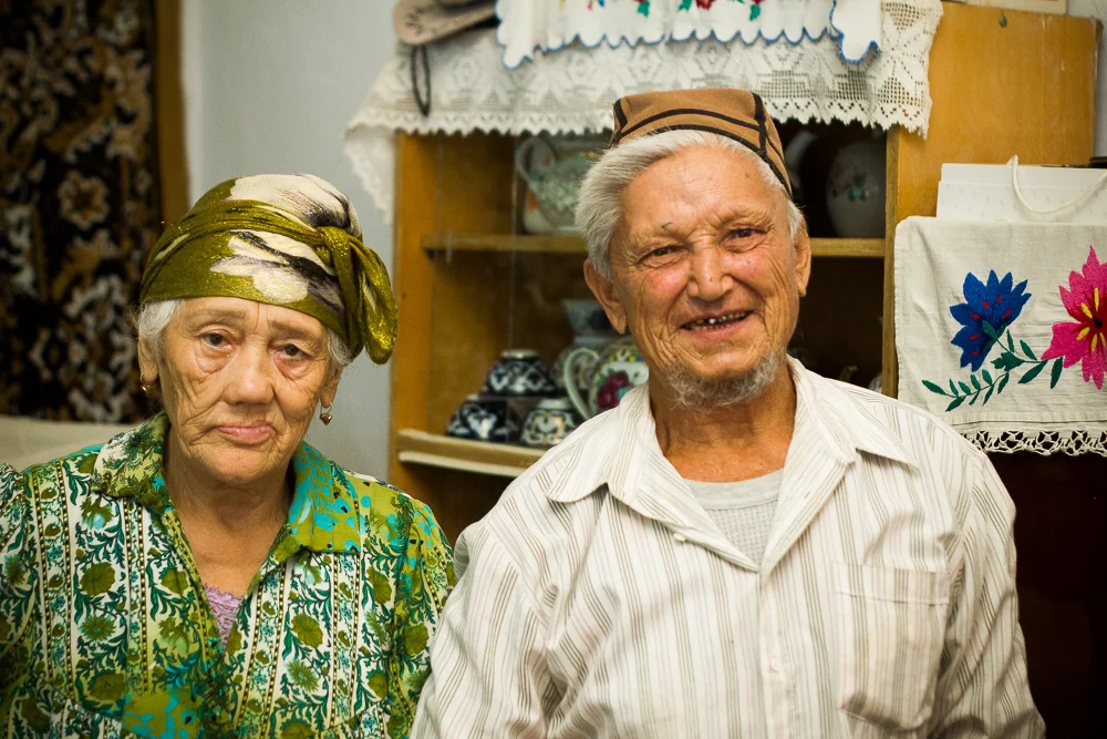 A sweet couple who lives in a leper colony.
