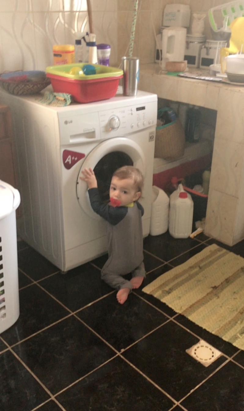 And our washer, again it was provided with the house, which is not usually the case, and yet another thing we’ll have to buy when we get back. This washer was brand new because the original one didn’t work, we were spoiled indeed! And Ezra loved watching the wash through the little window.