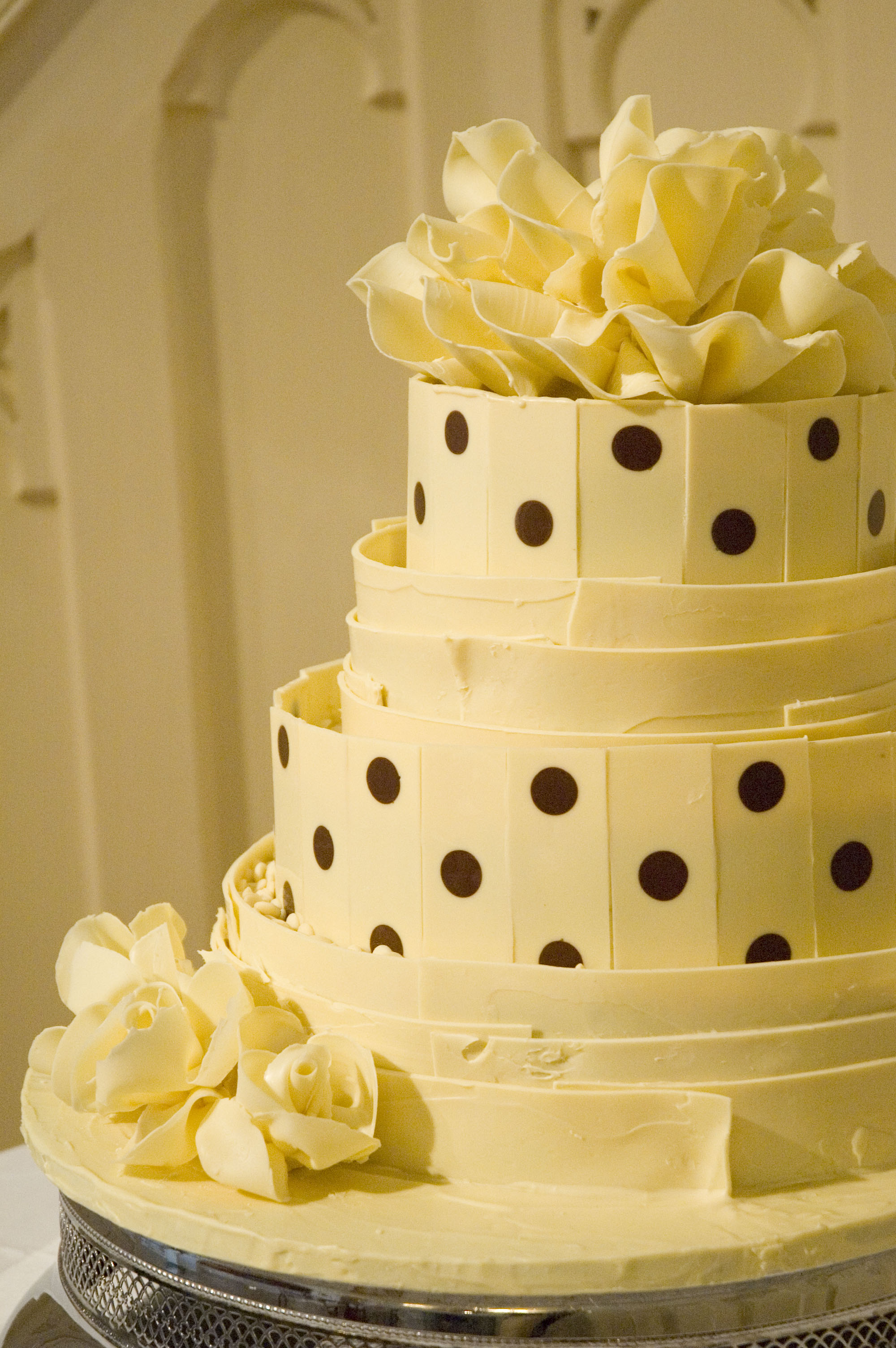 spotty white chololate wedding cake 03.jpg