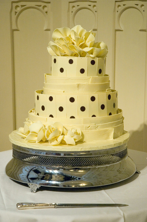 spotty white chololate wedding cake 01.jpg