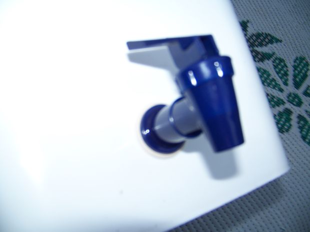 Imágen del grifo en la parte superior del filtro de agua.