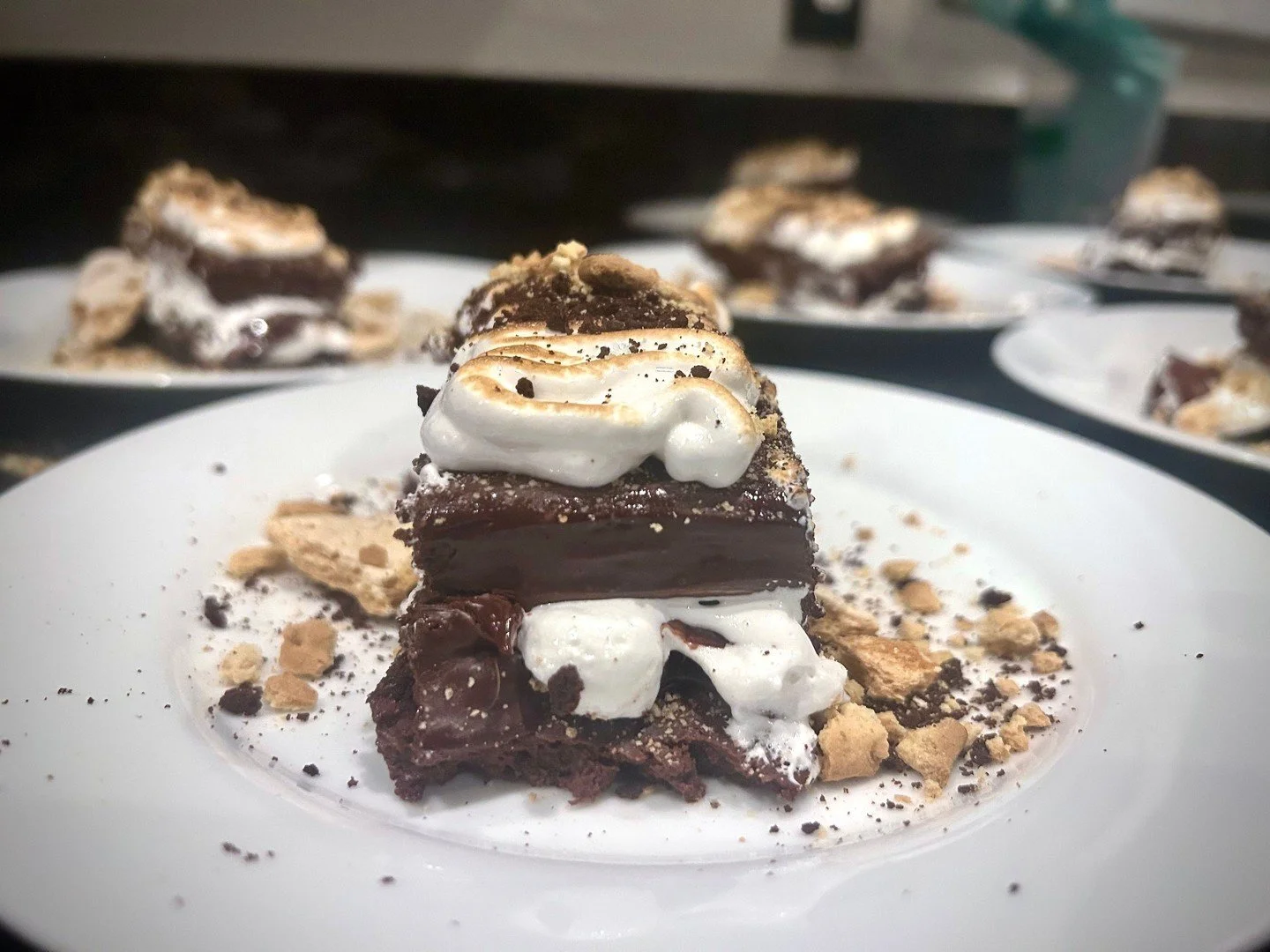True chocolate decadence, with a hint of childhood nostalgia. ✨
Our S&rsquo;mores Cake layers rich flourless chocolate, torched meringue, graham cracker crumble, and delicate shards of dehydrated cake and meringue.
A campfire classic, reimagined.
#De