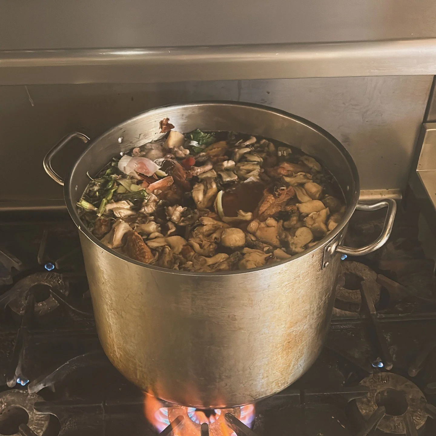 Our Christmas Meal Kits begin with slow-simmered foundations made from local ingredients, layered with flavor and care.
It&rsquo;s the behind-the-scenes work that makes each dish taste like home&hellip; just elevated. 

#ChefLife #DenverCatering #Fro