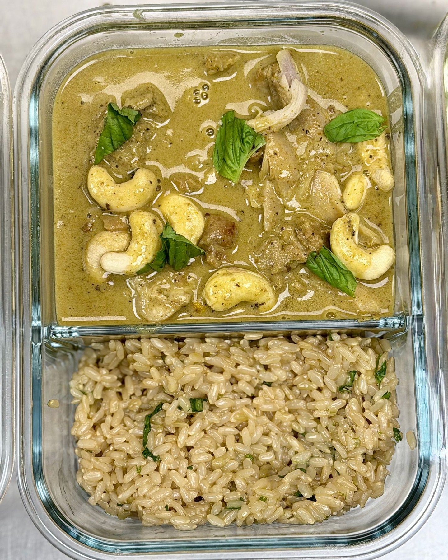A glimpse into this week&rsquo;s personal chef meal delivery lineup.

🌿 Cashew coconut green curry with chicken, spiced carrots, squash, and cilantro-lime brown rice &mdash; rich, aromatic, and layered with warmth.

🔥 Miso ginger glazed Ora King sa