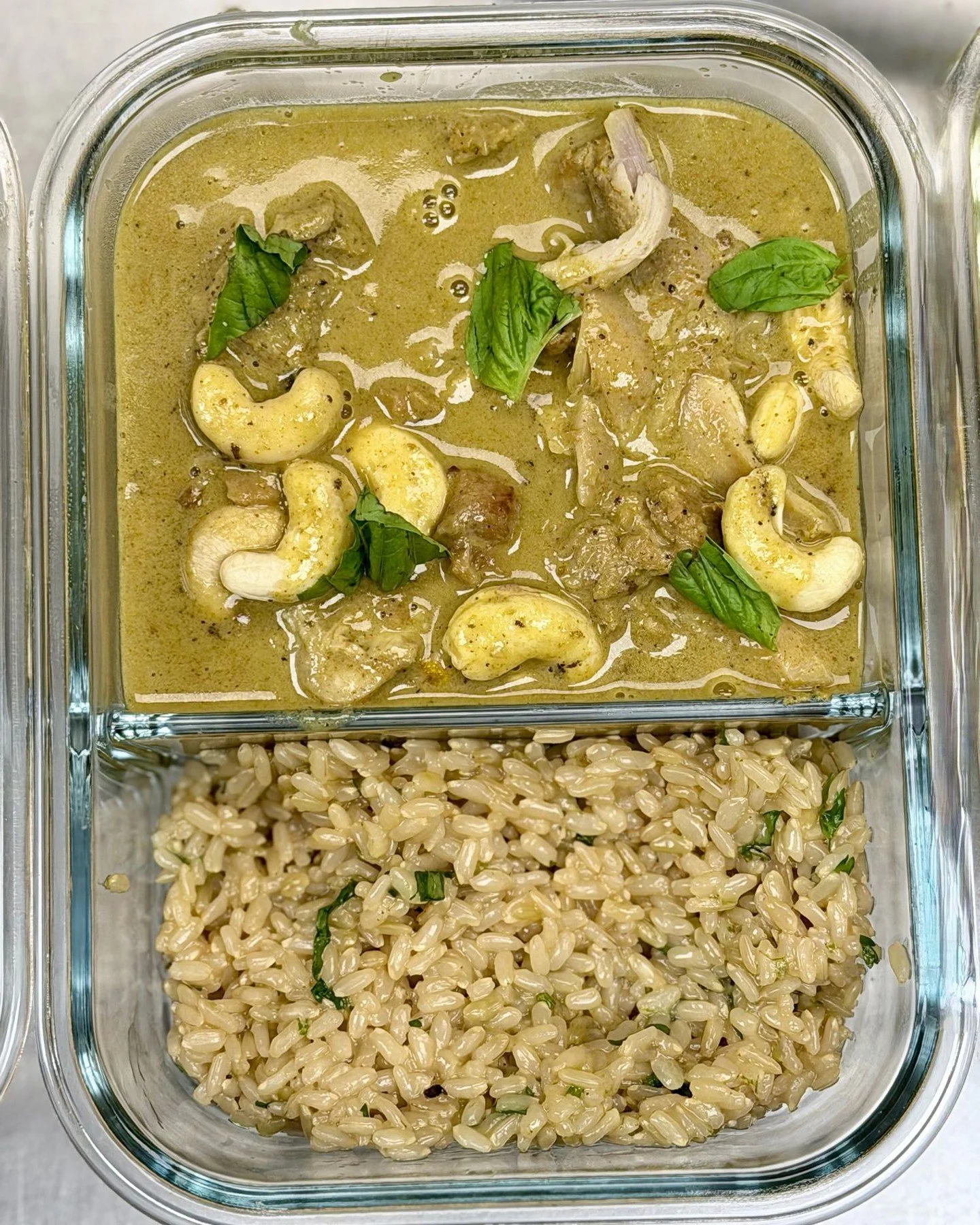 A glimpse into this week&rsquo;s personal chef meal delivery lineup.

🌿 Cashew coconut green curry with chicken, spiced carrots, squash, and cilantro-lime brown rice &mdash; rich, aromatic, and layered with warmth.

🔥 Miso ginger glazed Ora King sa