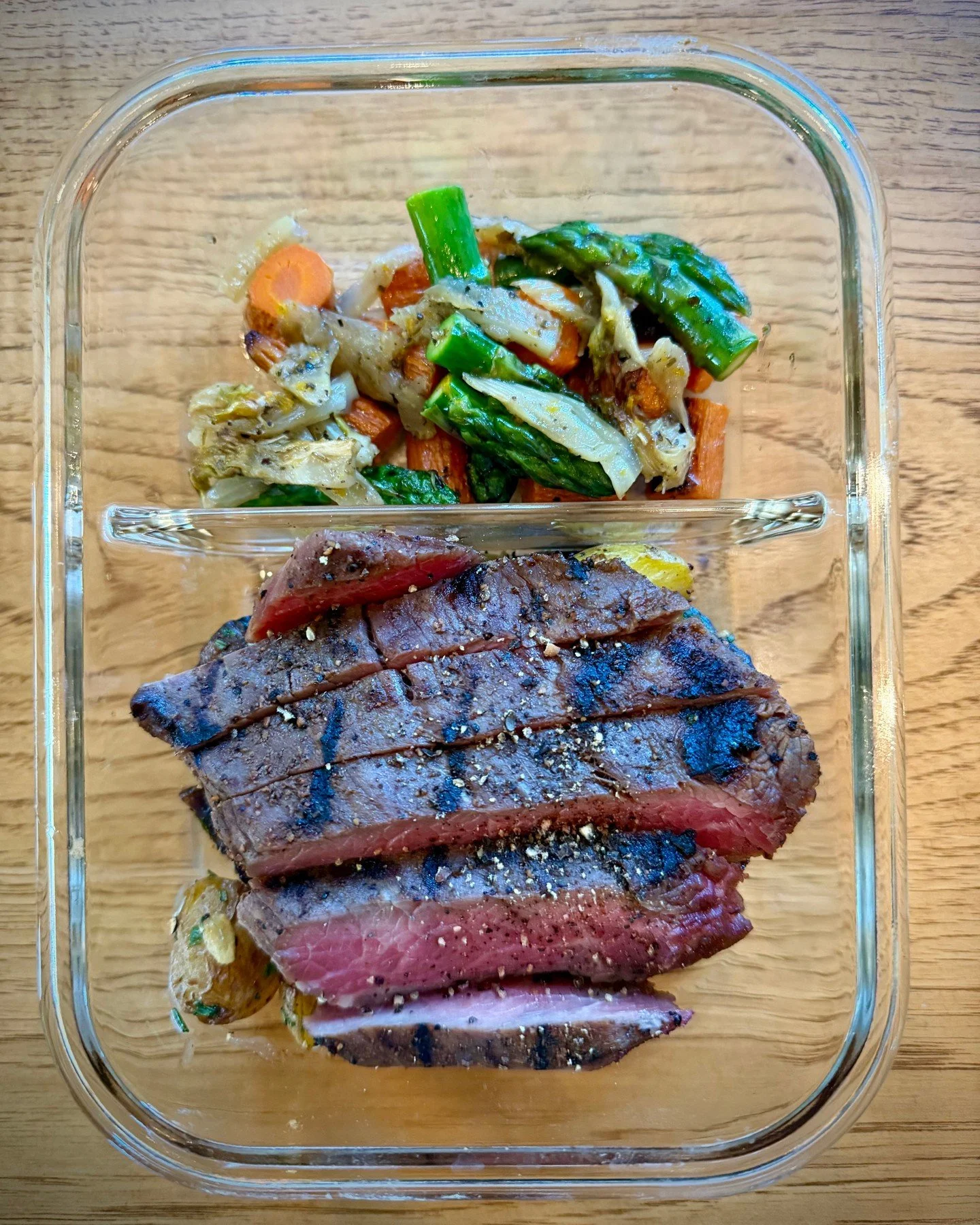 A look at some of the meals heading out last week.

🥩 Grilled flank steak with herb &amp; garlic fingerlings, miso bordelaise, and seasonal vegetables.

🐟 Olive oil&ndash;poached salmon with fennel, chilis, and orange, served with herbed brown rice