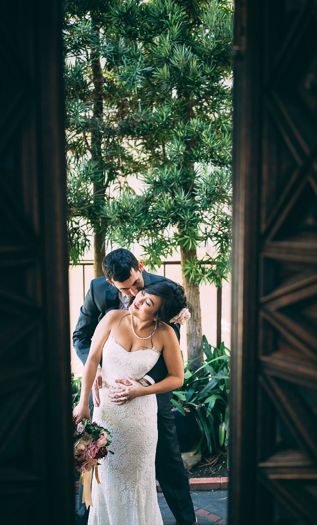 First look smooches.