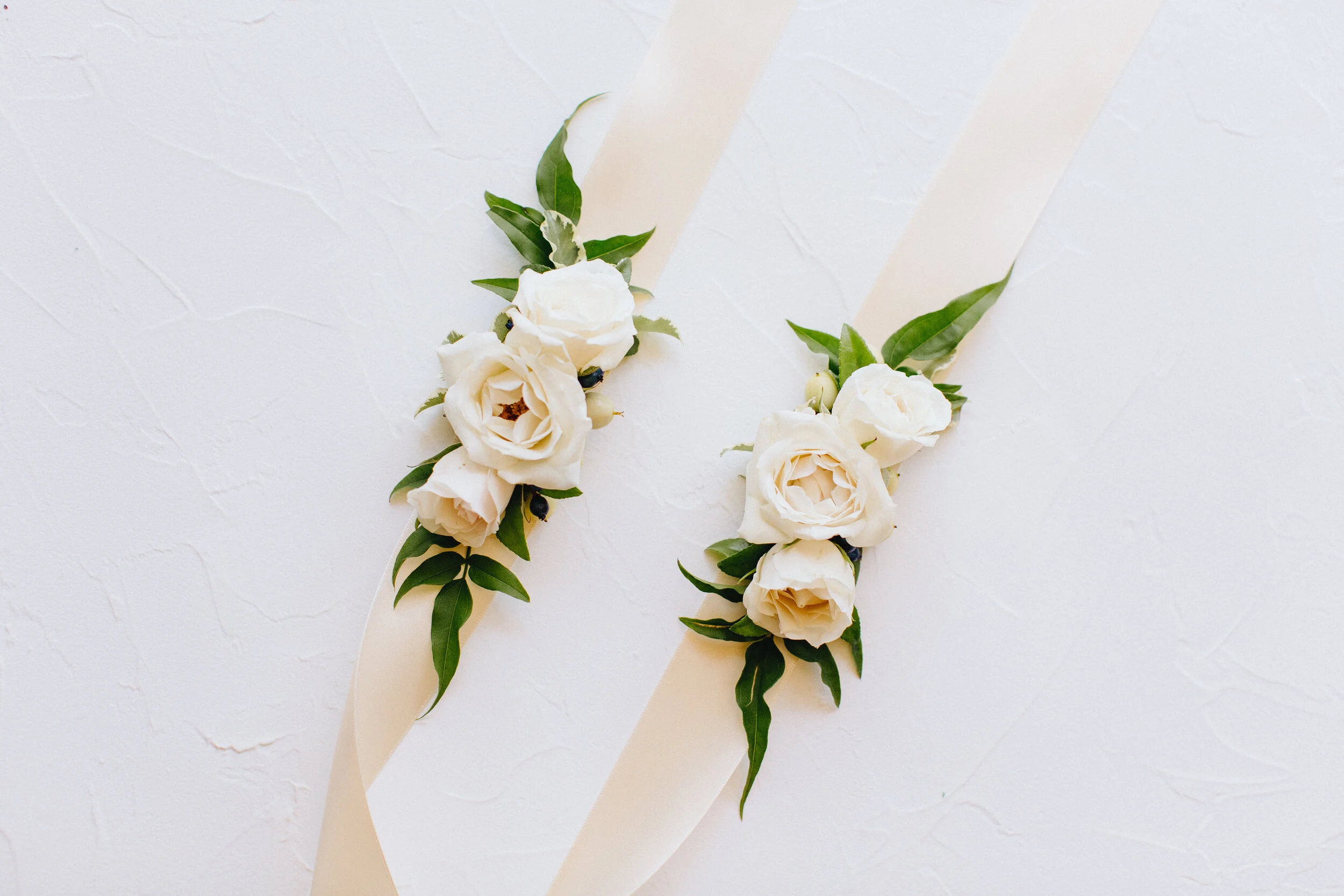 justin-jay-wedding-photo-white-lace-blooms-lauberge-del-mar-colorful-spring-inspiration-san-diego-florist-4.jpg