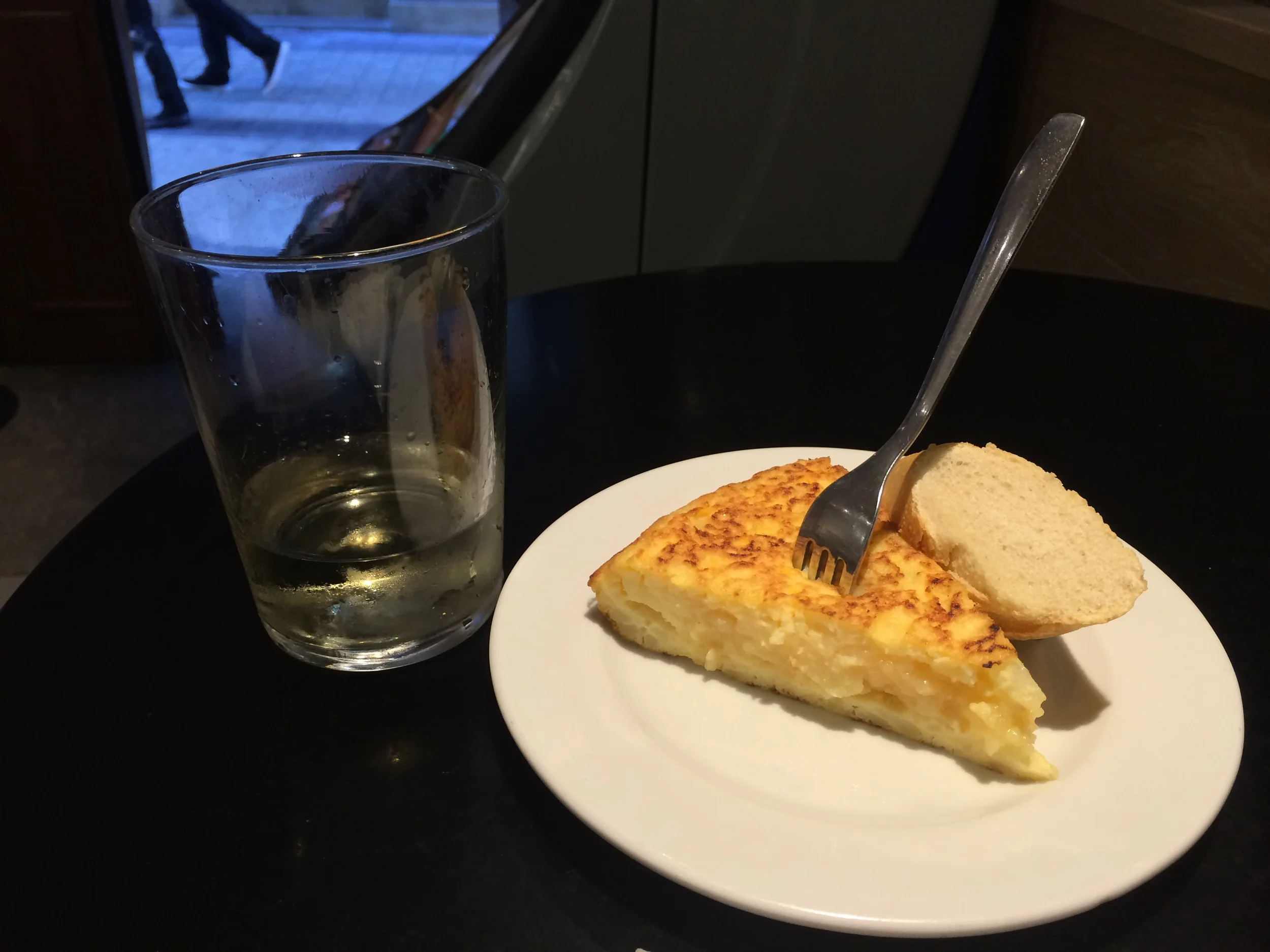 Perfect dinner. Tortilla patata and Txakoli.