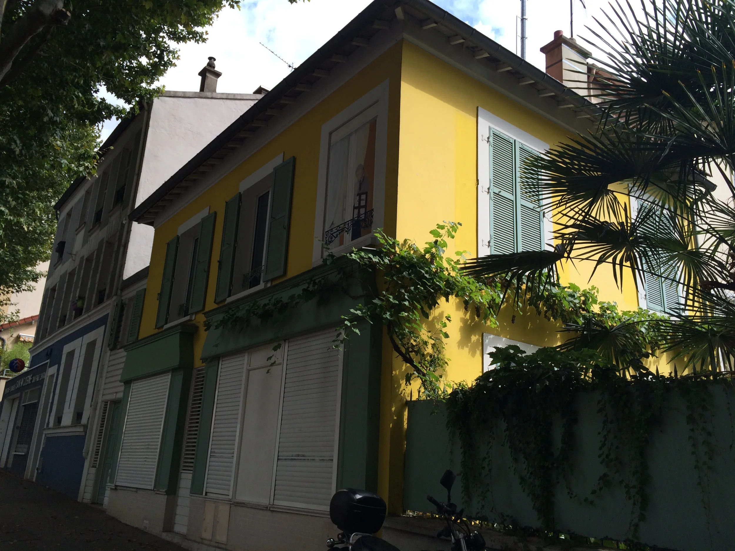 On Rue Mouzaïa. Reminds me of Key West.