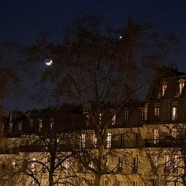 #crescentmoon and #Venus over #Paris #France #nightsky #nightskyphotography #paris11 #parisrooftops #parisatnight #parisapartments #squaregardette #expatlife #liveinfrance