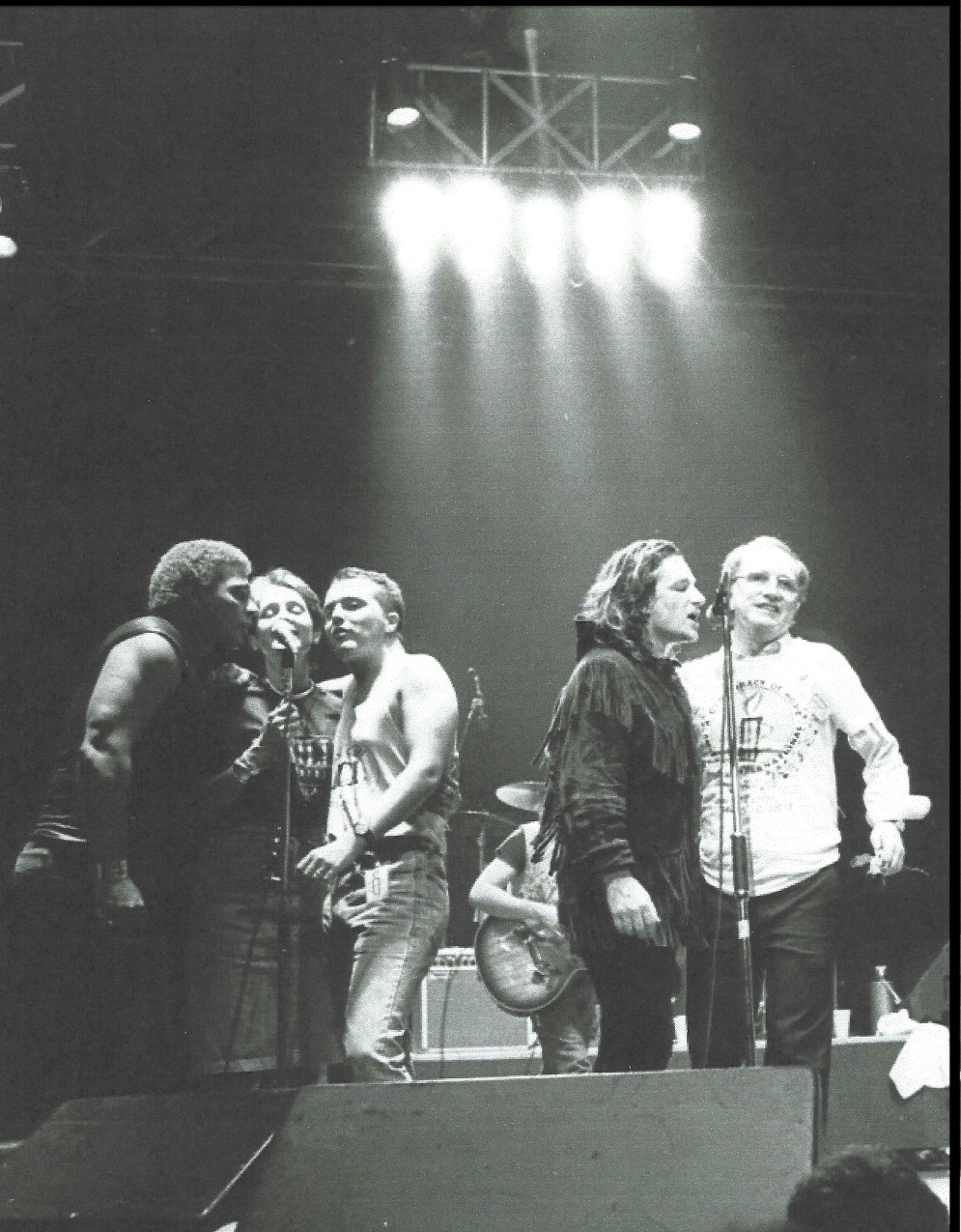 From left: Erin Neville, Joan Baez, a member of the Bryam Adams Band, Bono and Jack Healey singing at the Conspiracy of Hope, L.A. 1986.