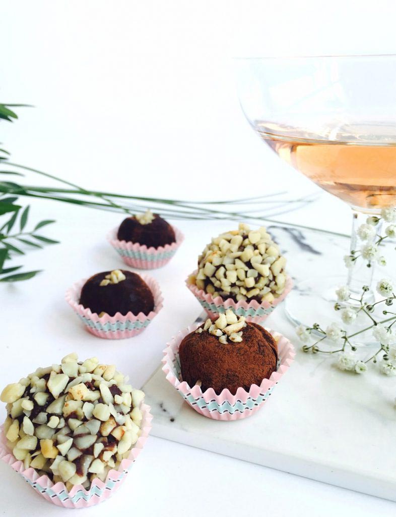  Vegan Truffles with Almonds and Cocoa  