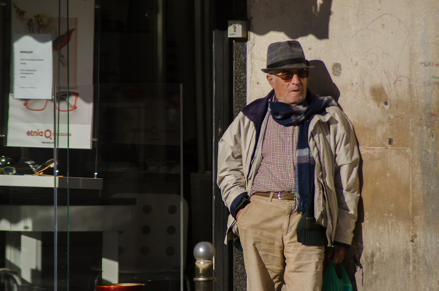 The photo of this old man was taken during a photo tour in Lisbon. Something draw my eye to him, probably the cool hat. My first attempt framed the composition too wide. Your eye strugles to stay with the man but ends up wondering off.