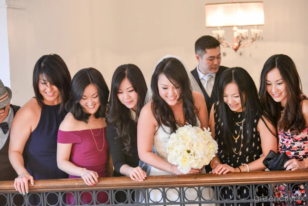 Such a lovely group of ladies! I love candid moments like this that happen in between the posed shots.