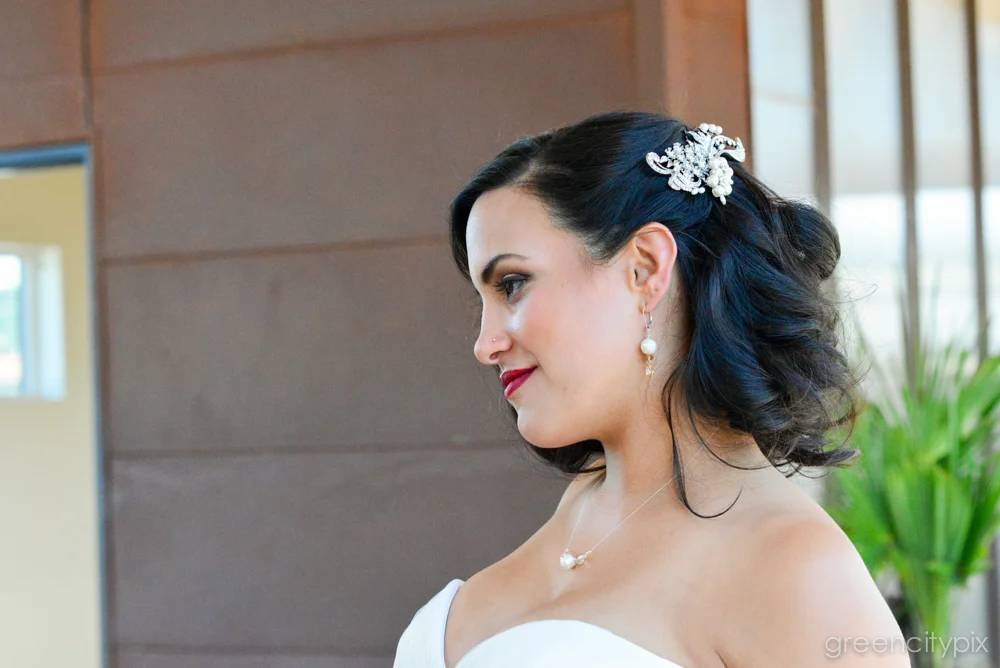 With her perfect red lips and raven hair, this bride reminded me of classic screen star Elizabeth Taylor. 