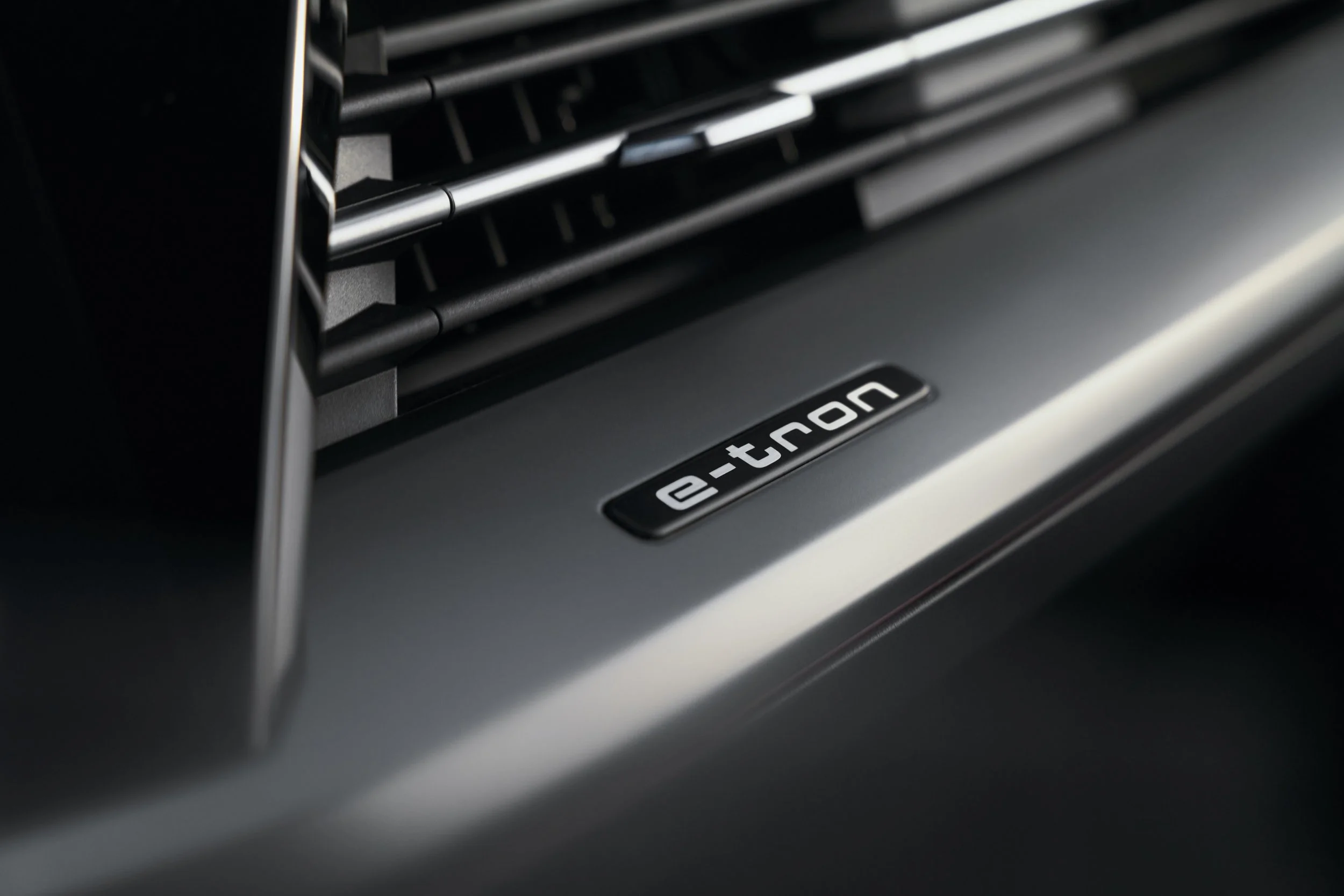 P685845_Audi_My24_Q4_etron_Int_Detail_Badge-1391_r2.jpeg