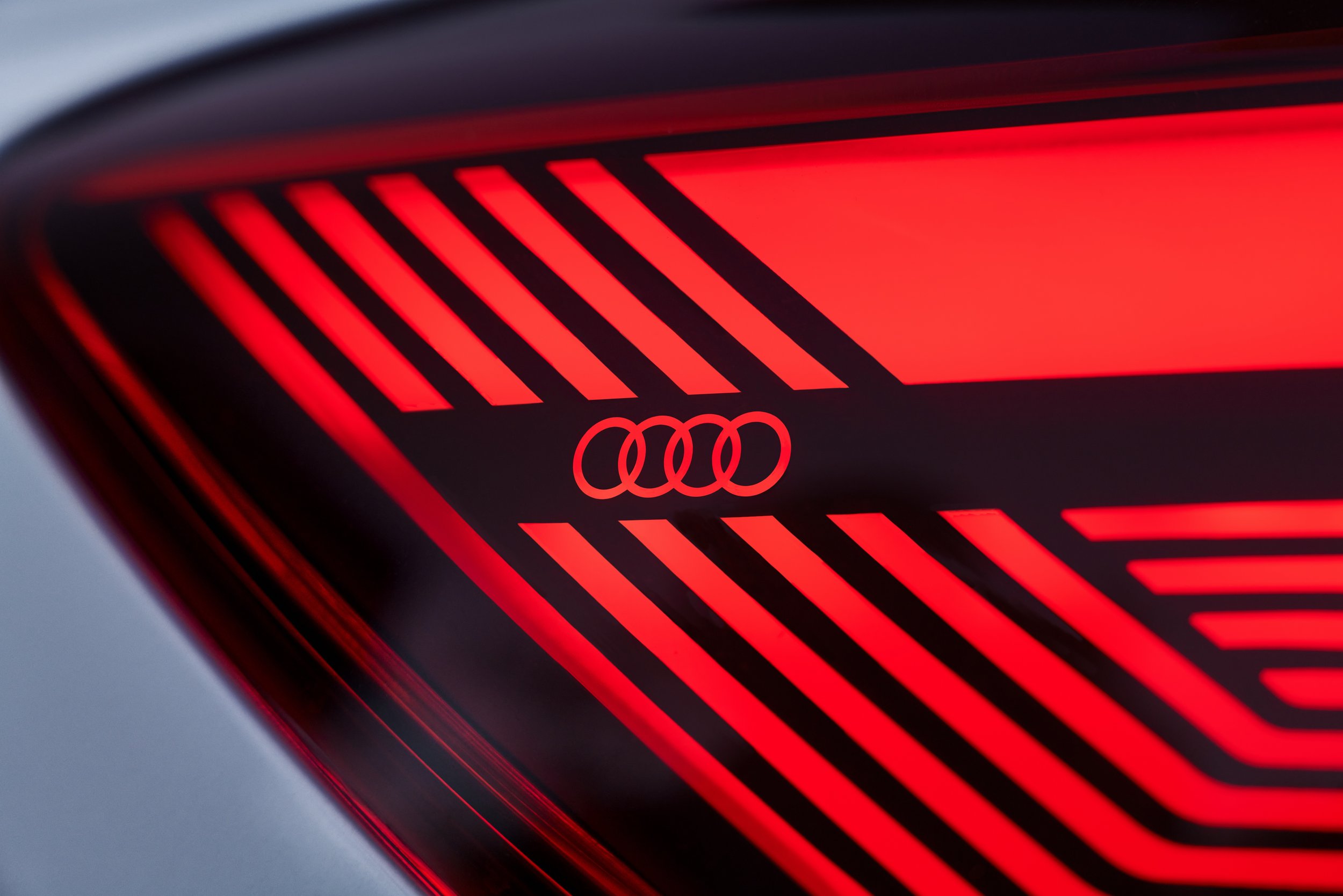 P685845_Audi_My24_Q4_etron_Taillights-1504_r1.jpeg