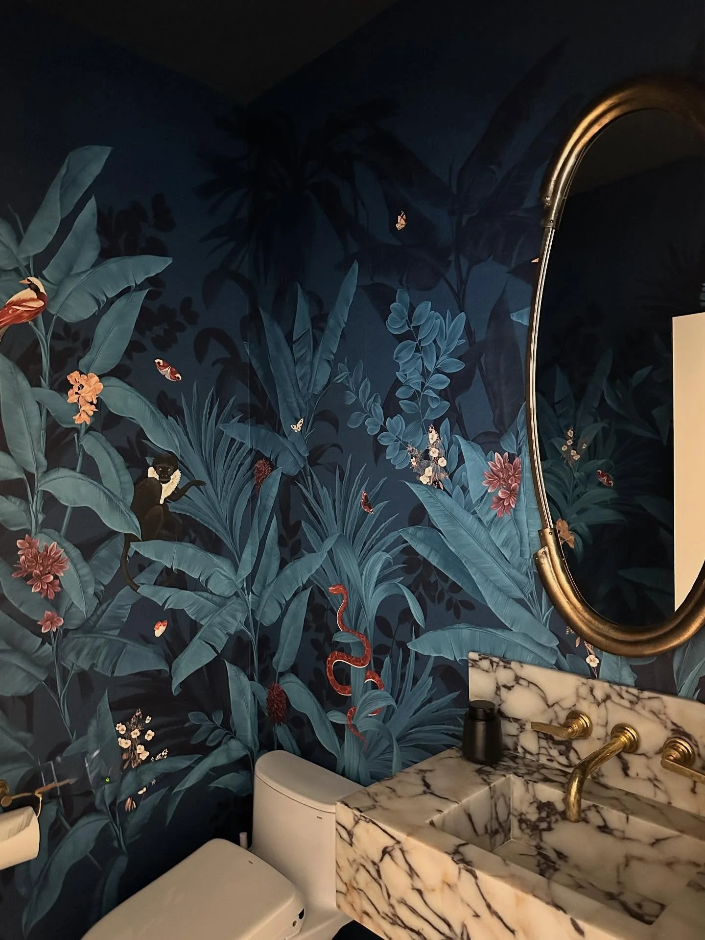 This powder room is truly a jewel box. ✨✨ When I visited site last, construction was still ongoing. It was really nice to come back to a finished home. 💜