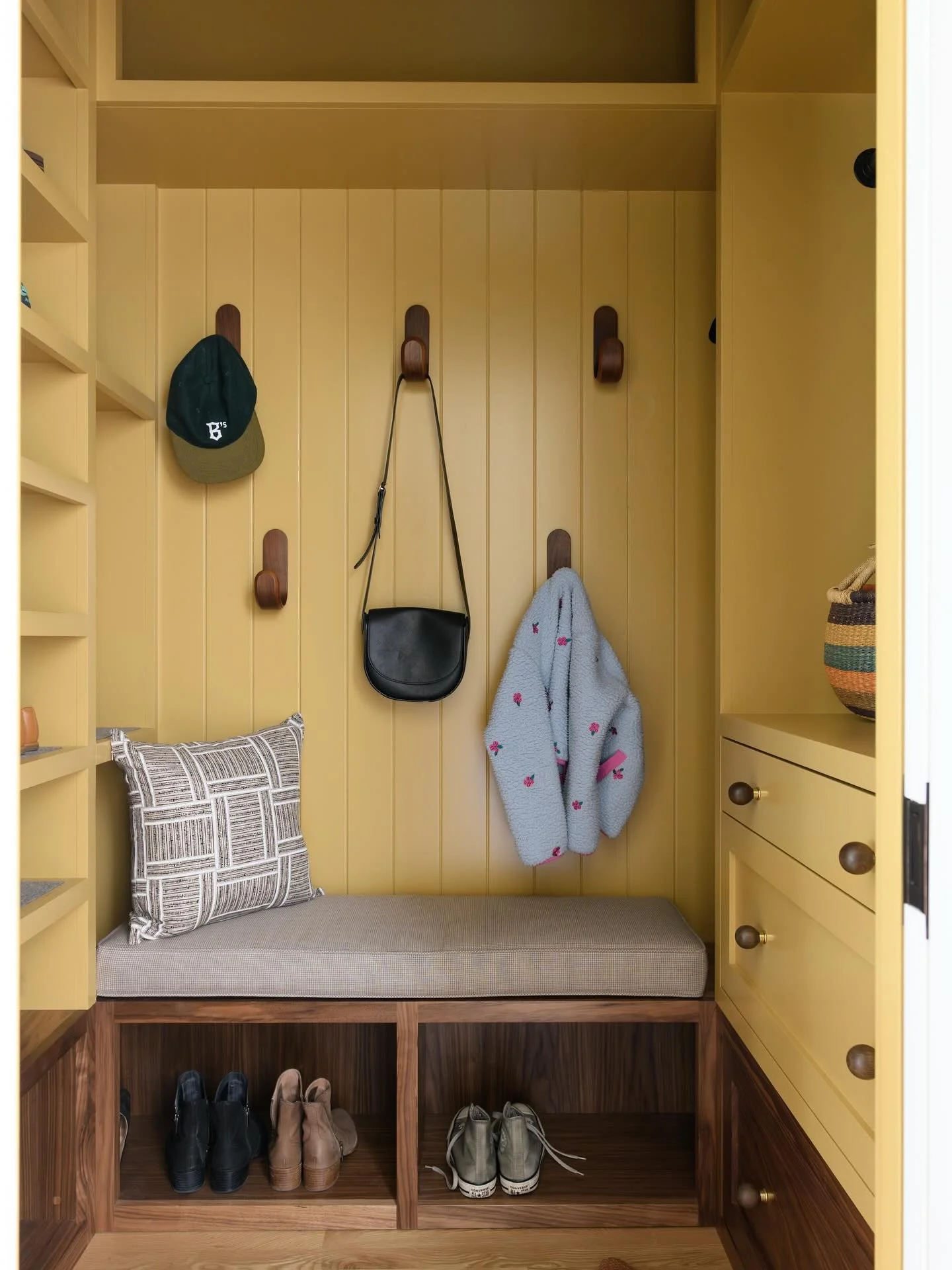 The color of 🧈. I want butter now. Like really. Fancy French butter over white 🍞 and some maldon. 

#bannerdaysf
📸 @ekaterinaizmestieva 
🔨 Madrone Builders
📐 @jack.backus.98