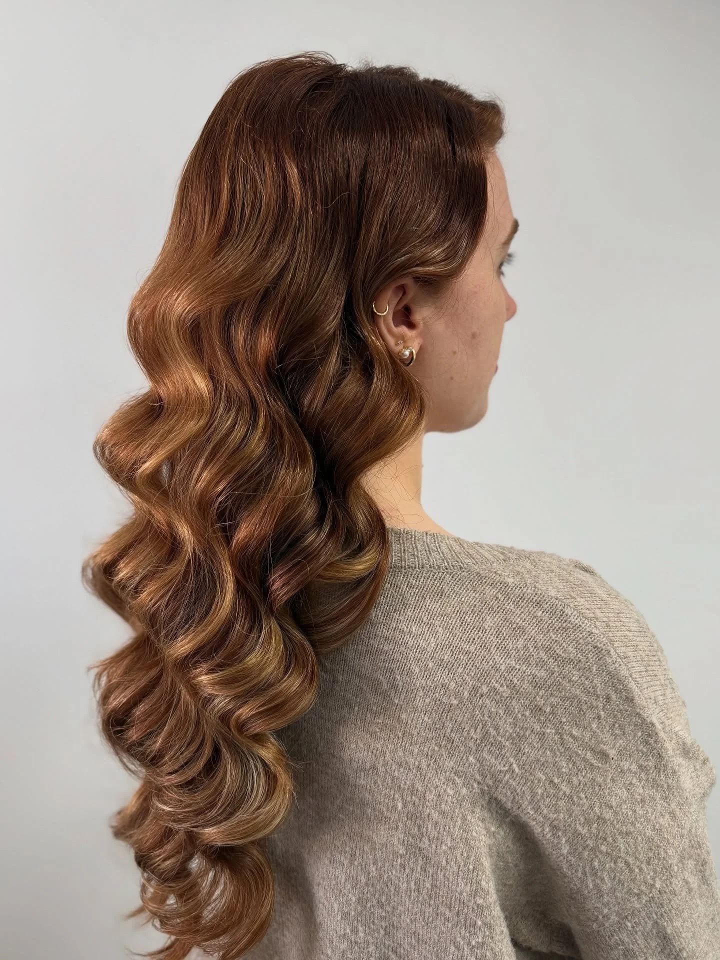 Hollywood waves on this absolute goddess ✨

Her natural red hair made the whole look feel straight out of a bridal editorial.

Soft, glossy, timeless, the kind of style that photographs beautifully from every angle.

If you&rsquo;re a bride looking f