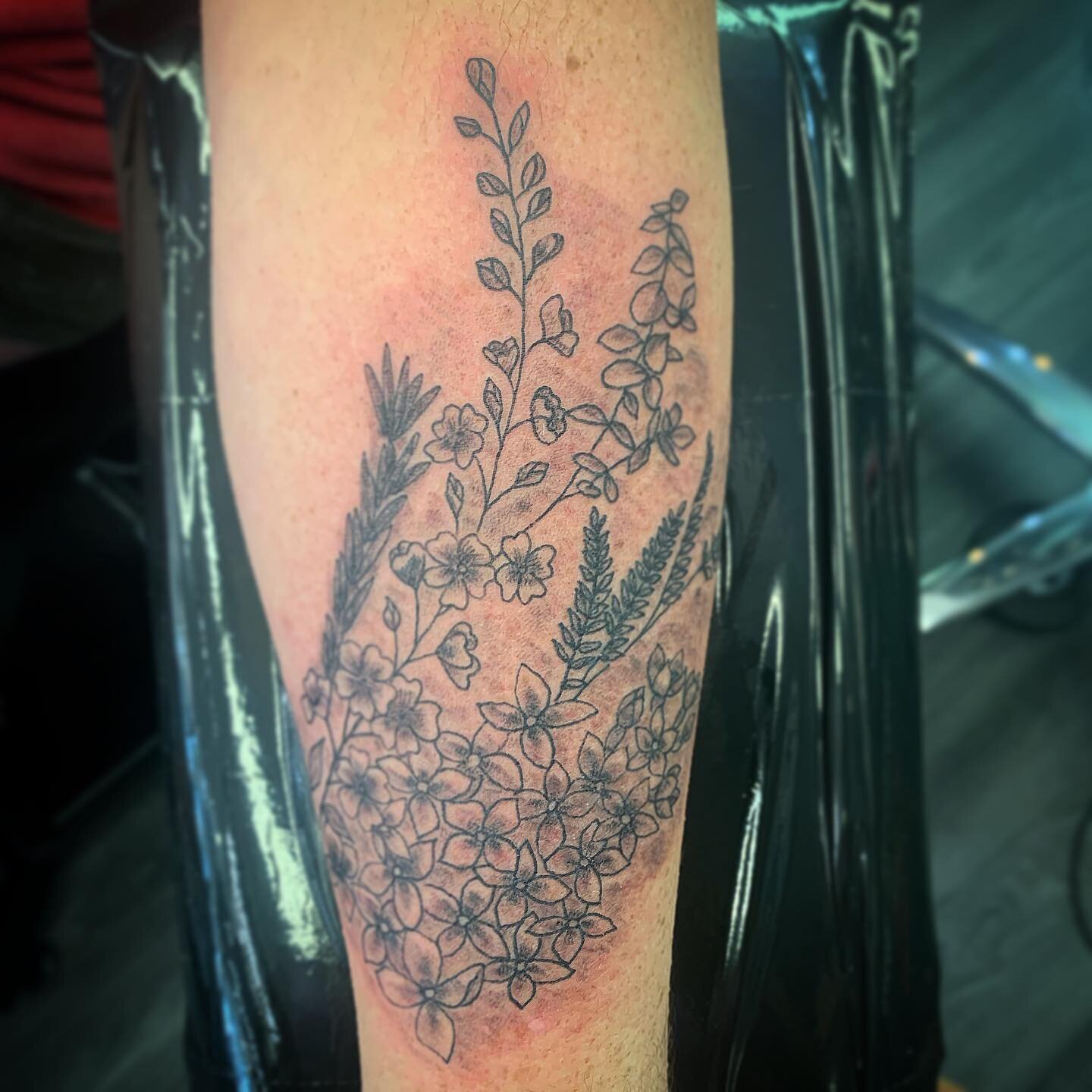 Sarah came back for this collection of flowers on her forearm. I had a blast- thanks lady!! 😍 #mayamodification #flowertattoo #blackandgreytattoo #flowerbouquet
