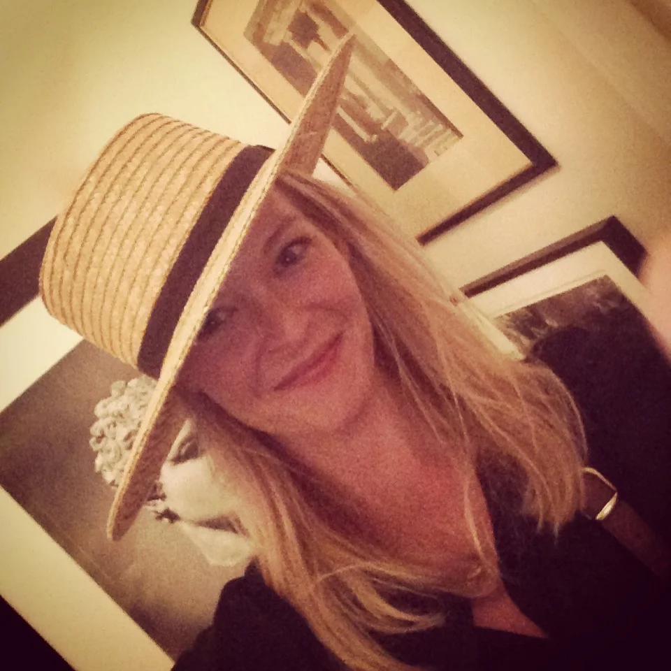Valaer van Roÿen in a Pennsylvania Amish hat