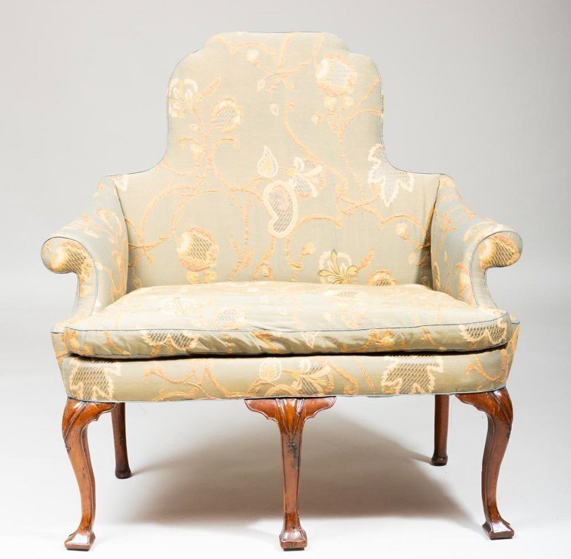 George II Walnut and Needlepoint Settee 💫💫💫
Sold: @stairgalleries 
Hammer: $5,500
Feb. 10, 2021
The straight back with that dainty little scroll-arm really triggers something in me🌟🌟
#reminiscing #antiques