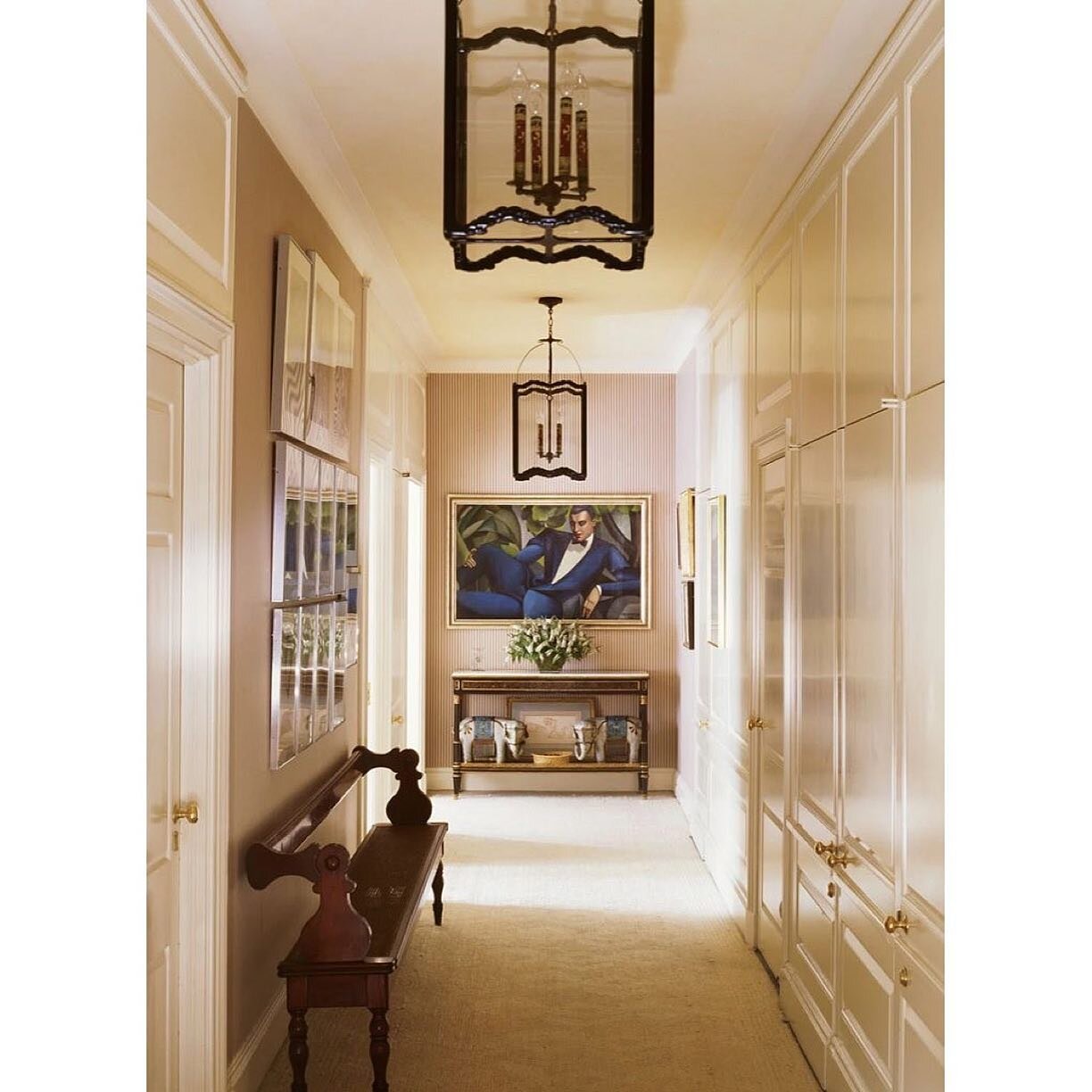 Hall in the home of Marella Agnelli by @petermarinoarchitect 
Can&rsquo;t you imagine walking down plush this hallway, early in the morning, past a wall of glossy cabinet doors&hellip;maybe you&rsquo;re wearing a @unefemme.ny bed coat and a pair of @