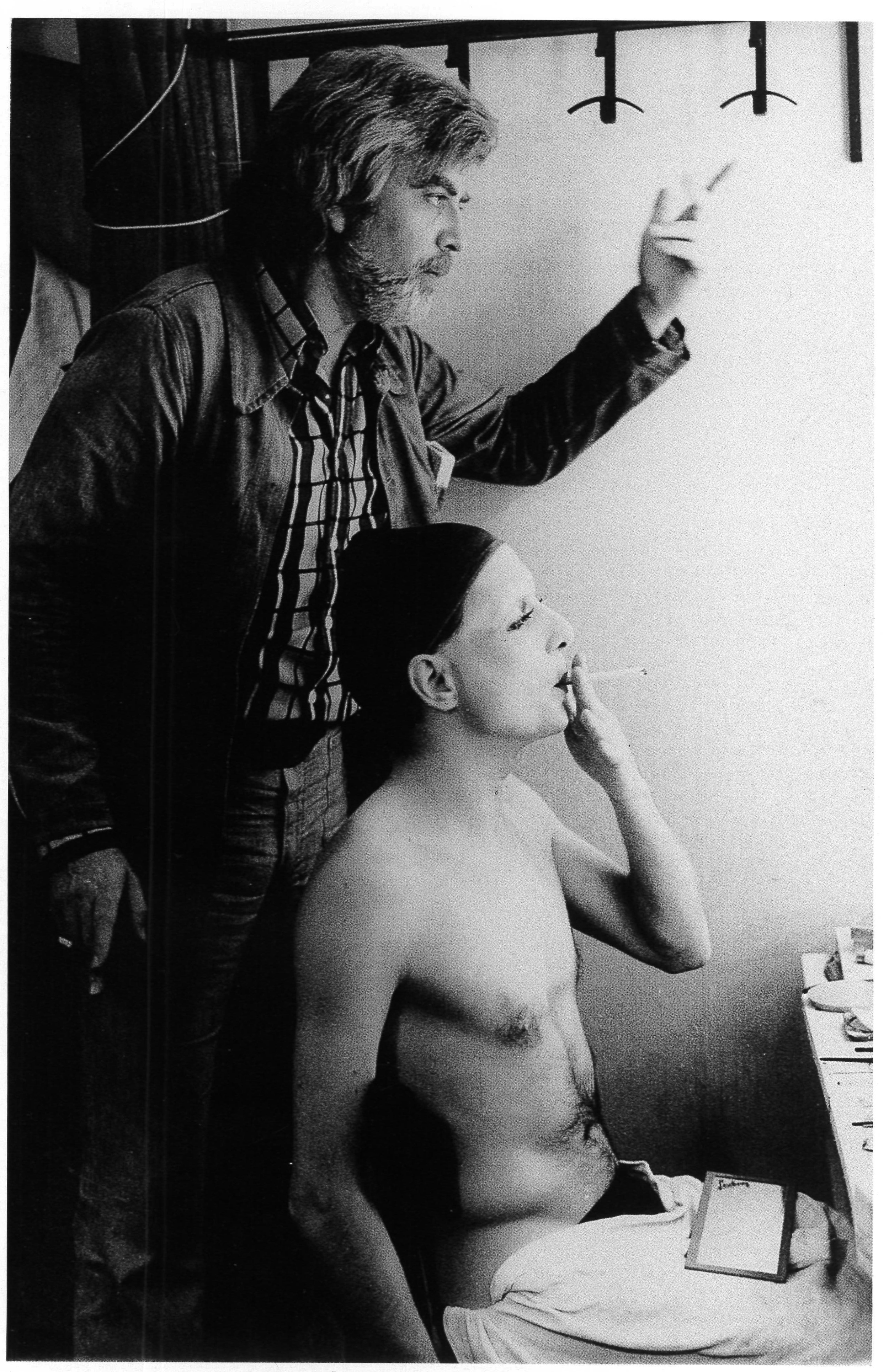   Troupe La Grande Eugène, Frantz Salieri con attore in un camerino del Teatro Manzoni. Milano, 1974.&nbsp;  