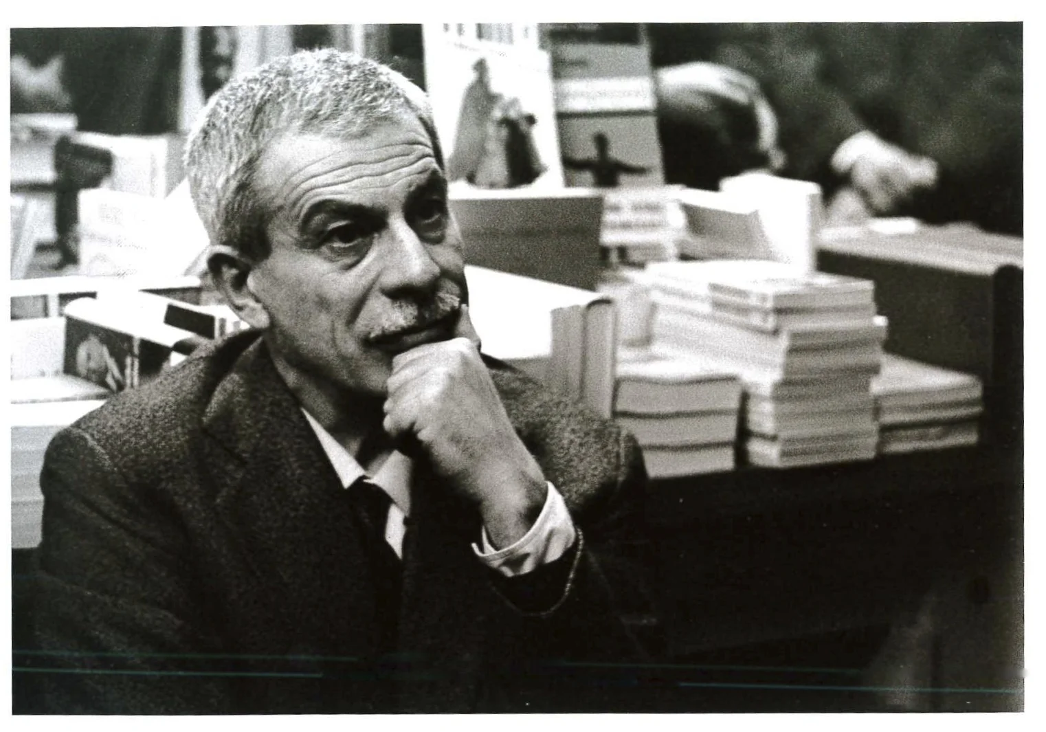 Elio Vittorini alla Libreria Einaudi. Milano, 1964.