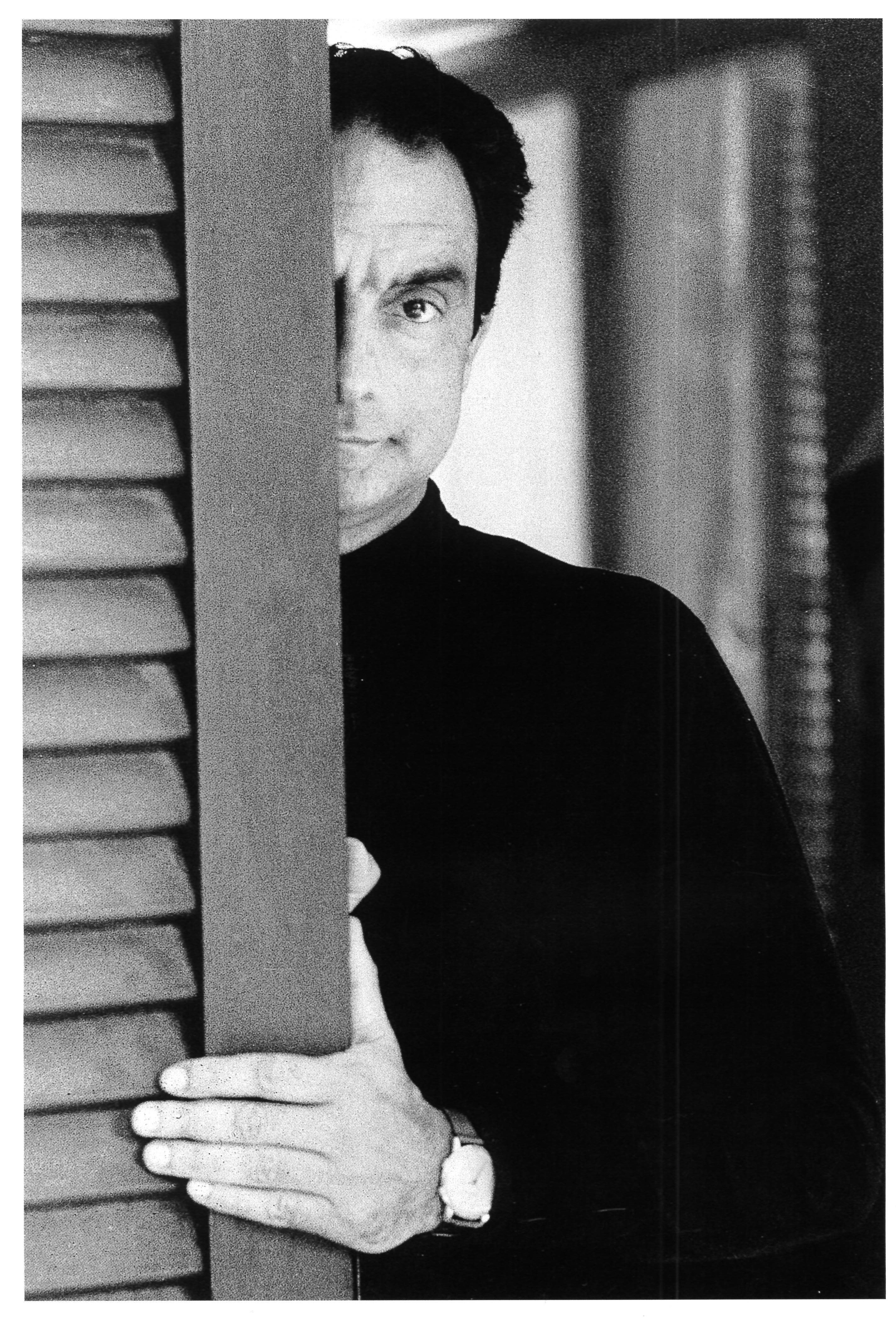   Italo Calvino nella sua casa di vacanza al Cinquale. Montignoso, 1974.&nbsp;  