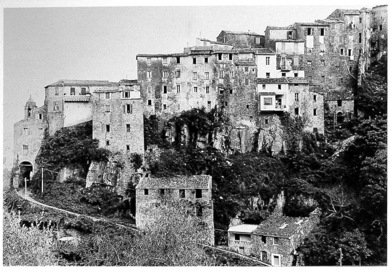   “Liguria di Ponente”: Ceriana vista dall’esterno. Imperia, 1967.&nbsp;  