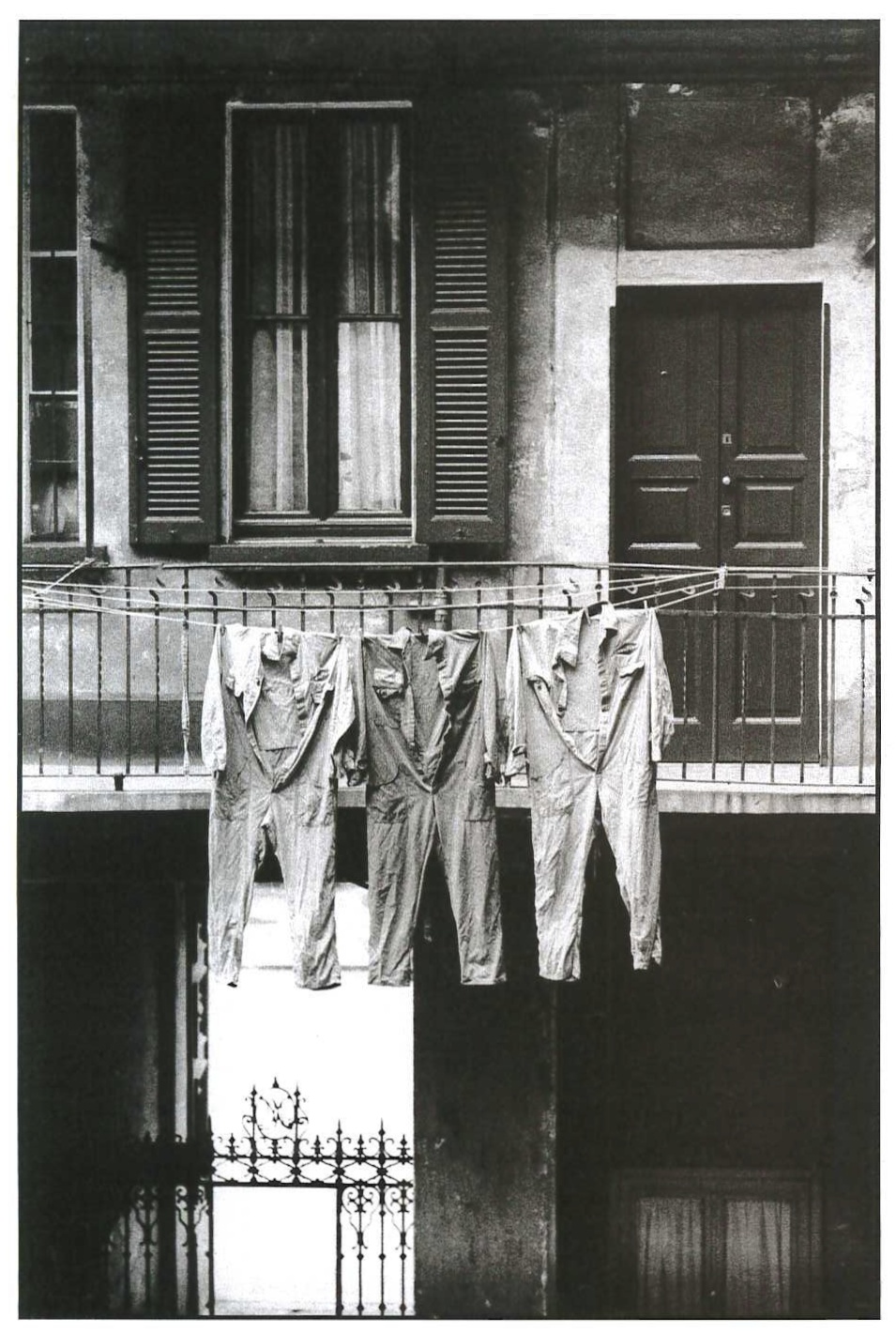   Casa di ringhiera in via Correggio. Milano, 1970.  